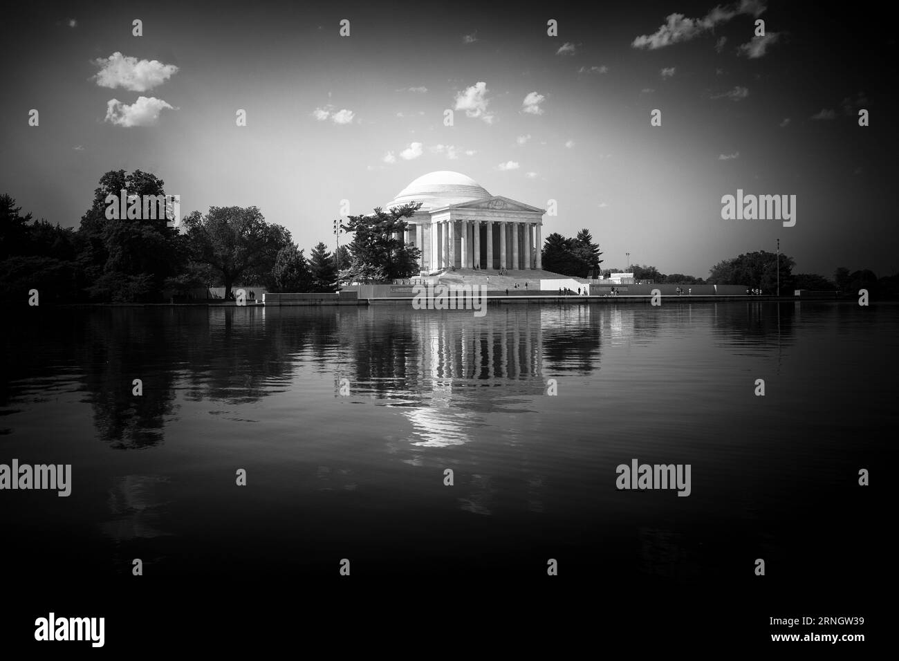 Jefferson Memorial, Washington, D.C. Schwarzweißfoto, das das Denkmal im Tidal Basin zeigt. Stockfoto