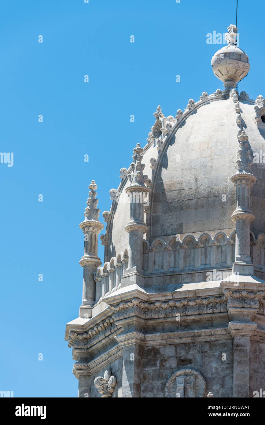 Jeronimos Kloster Manuelinarchitektur Belem Lissabon // BELEM, Lissabon, Portugal – das Mosteiro dos Jeronimos (Jeronimos Kloster), ein prominentes architektonisches Wunder in Belem, steht als ikonische Darstellung des Manuelinstils. Dieses UNESCO-Weltkulturerbe mit seinen kunstvollen Details und seiner historischen Bedeutung untermauert Portugals Erbe des Zeitalters der Erkundung. Stockfoto
