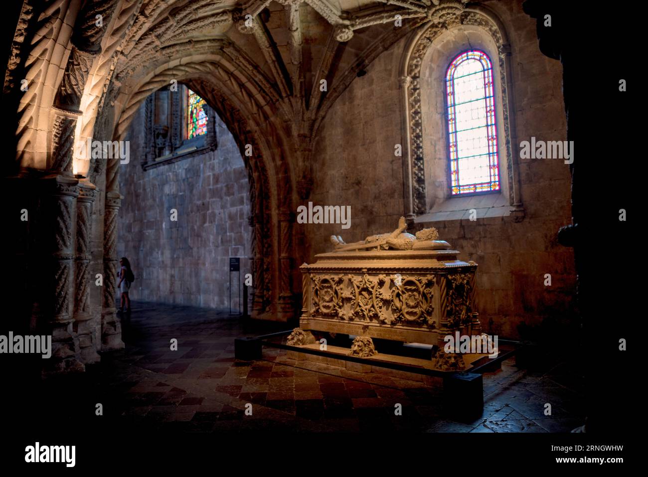 Belem Portugal // BELEM, Portugal — Ein Grab befindet sich im Mosteiro dos Jeronimos (Jeronimos-Kloster), einem der bedeutendsten historischen Denkmäler Portugals im Belem-Viertel von Lissabon. Das Kloster, das im portugiesischen spätgotischen Manuelinstil erbaut wurde, wurde 1501 von König Manuel I. in Auftrag gegeben, um Vasco da Gamas erfolgreiche Reise nach Indien zu gedenken. Seit 1983 zum UNESCO-Weltkulturerbe erklärt, beherbergt das Kloster mehrere wichtige Gräber, darunter die des Entdeckers Vasco da Gama und des Dichters Luís de Camões. Der Innenraum ist mit aufwendigen St Stockfoto