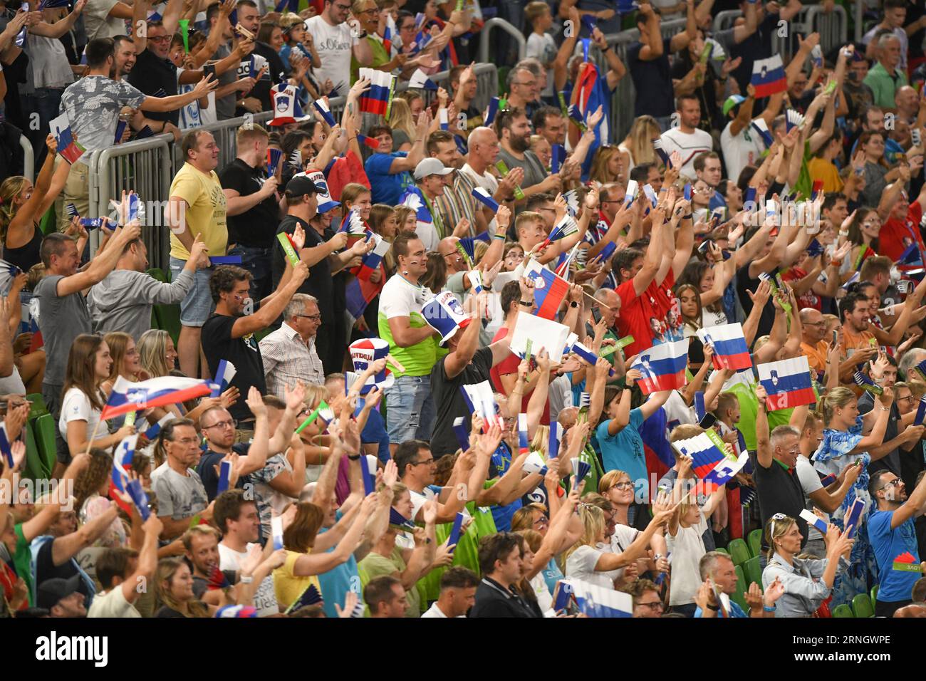 Slowenische Fans bei der Volleyball-Weltmeisterschaft 2022. Arena Stozice, Ljubljana Stockfoto