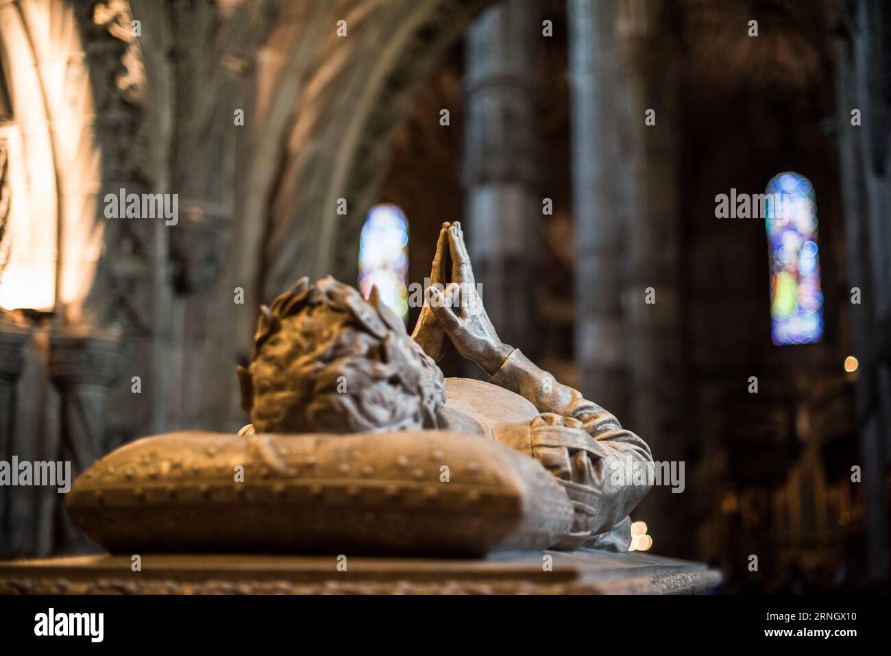 Belem Portugal // BELEM, Portugal — Ein Grab befindet sich im Mosteiro dos Jeronimos (Jeronimos-Kloster), einem der bedeutendsten historischen Denkmäler Portugals im Belem-Viertel von Lissabon. Das Kloster, das im portugiesischen spätgotischen Manuelinstil erbaut wurde, wurde 1501 von König Manuel I. in Auftrag gegeben, um Vasco da Gamas erfolgreiche Reise nach Indien zu gedenken. Seit 1983 zum UNESCO-Weltkulturerbe erklärt, beherbergt das Kloster mehrere wichtige Gräber, darunter die des Entdeckers Vasco da Gama und des Dichters Luís de Camões. Der Innenraum ist mit aufwendigen St Stockfoto