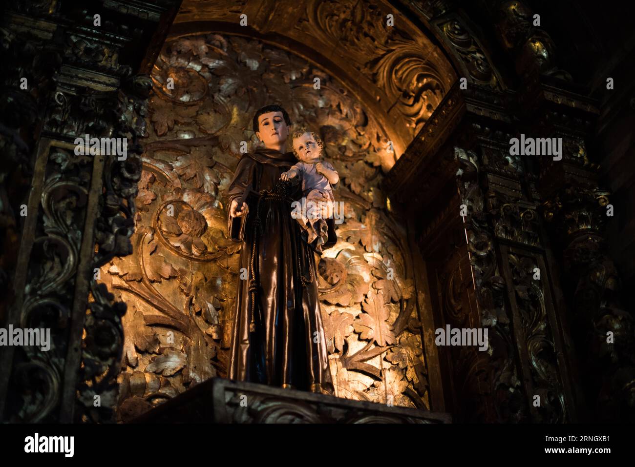 Skulptur des Heiligen Antonius Mosteiro dos Jeronimos Belem Portugal // BELEM, Portugal — Eine Skulptur des Heiligen Antonius (Santo Antonio) steht in einer Seitenkapelle des Mosteiro dos Jeronimos. Das Kloster, auch bekannt als Jerónimos-Kloster, ist ein UNESCO-Weltkulturerbe im Belem-Viertel von Lissabon. Der Heilige Antonius von Padua, auf Portugiesisch Santo Antonio genannt, wird weithin als schutzheiliger der verlorenen Dinge verehrt und wird besonders in Portugal, seinem Geburtsland, geliebt. Der Mosteiro dos Jeronimos wurde im 16. Jahrhundert erbaut und ist eines der bedeutendsten Beispiele Portugals Stockfoto