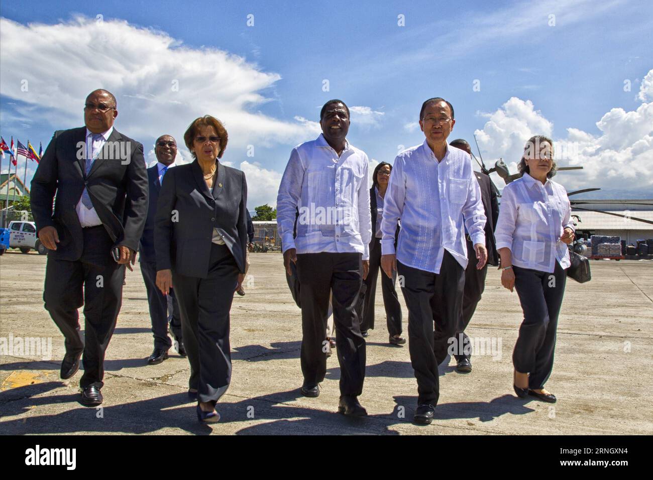 Das Bild der Stabilisierungsmission der Vereinten Nationen in Haiti (MINUSTAH) zeigt die Ankunft des UN-Generalsekretärs Ban Ki-moon (2. R) am internationalen Flughafen Port-au-Prince in Begleitung des haitianischen Premierministers ENEX Jean-Charles (C) und des Sonderbeauftragten des Generalsekretärs der Vereinten Nationen in Haiti und der Leiterin der MINUSTAH Sandra Honore (2. L) in Port-au-Prince, Haiti, am 15. Oktober 2016. Ban traf am Samstag in Haiti ein, um eine Tour in die am stärksten vom Hurrikan Matthew betroffenen Gebiete zu machen, und traf sich mit Regierungsvertretern und humanitären Organisationen, die im Land arbeiten. MINUSTAH) (jg) (fnc) OBLIGATORISCH Stockfoto