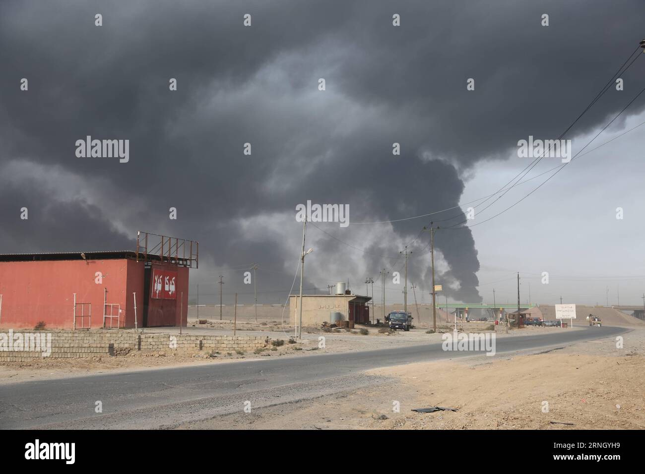 KAMPF gegen IS: Offensive auf Mossul (161017) -- QAYYARAH, 17. Oktober 2016 -- Foto aufgenommen am 17. Oktober 2016 zeigt den starken Rauch, der aus Ölbrunnen steigt, die von den Militanten des Islamischen Staates in Qayyarah im südlichen Mosul im Irak zerstört wurden. Der irakische Premierminister Haider al-Abadi kündigte Anfang Montag den Beginn einer Großoffensive an, um die zweitgrößte irakische Stadt Mossul aus der IS-Gruppe zurückzuerobern. IRAK-QAYYARAH-MOSUL-OFFENSIVE ZUR WIEDERAUFNAHME VON LiuxWanli PUBLICATIONxNOTxINxCHN Fight Against IS Offensive auf Mosul OCT 17 2016 Foto vom OCT 17 2016 zeigt den Anstieg des schweren Rauchs Stockfoto