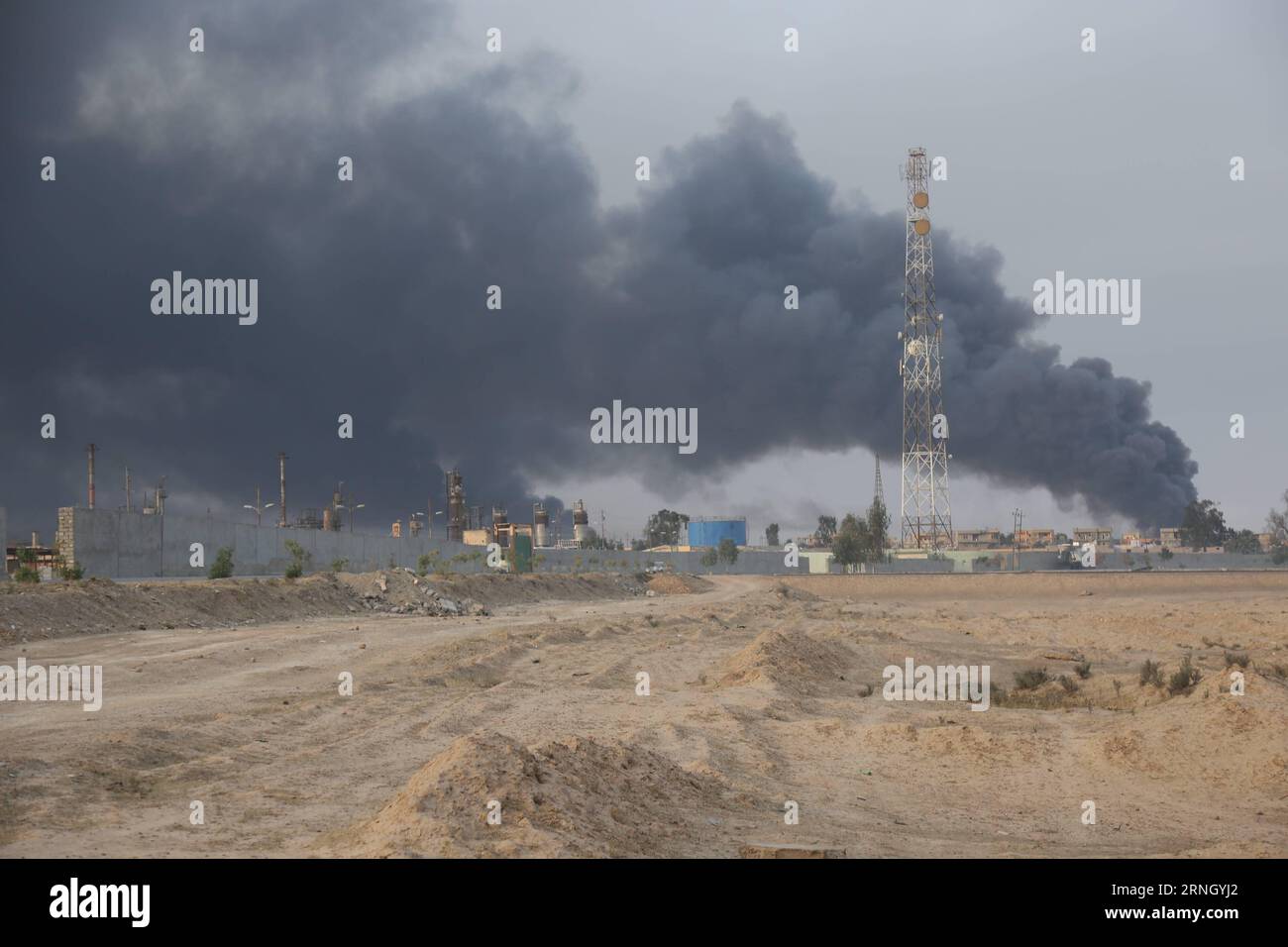 KAMPF gegen IS: Offensive auf Mossul (161017) -- QAYYARAH, 17. Oktober 2016 -- Foto aufgenommen am 17. Oktober 2016 zeigt den starken Rauch, der aus Ölbrunnen steigt, die von den Militanten des Islamischen Staates in Qayyarah im südlichen Mosul im Irak zerstört wurden. Der irakische Premierminister Haider al-Abadi kündigte Anfang Montag den Beginn einer Großoffensive an, um die zweitgrößte irakische Stadt Mossul aus der IS-Gruppe zurückzuerobern. IRAK-QAYYARAH-MOSUL-OFFENSIVE ZUR WIEDERAUFNAHME VON LiuxWanli PUBLICATIONxNOTxINxCHN Fight Against IS Offensive auf Mosul OCT 17 2016 Foto vom OCT 17 2016 zeigt den Anstieg des schweren Rauchs Stockfoto