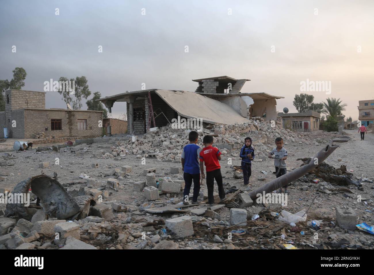 KAMPF gegen IS: Offensive auf Mossul (161017) -- QAYYARAH, 17. Oktober 2016 -- Kinder spielen Spiele vor einem Gebäude, das am 17. Oktober 2016 in Kämpfen zwischen irakischer Armee und militanten Islamischen Staats in Qayyarah im südlichen Mosul im Irak zerstört wurde. Der irakische Premierminister Haider al-Abadi kündigte Anfang Montag den Beginn einer Großoffensive an, um die zweitgrößte irakische Stadt Mossul aus der IS-Gruppe zurückzuerobern. IRAK-QAYYARAH-MOSUL-OFFENSIVE NIMMT LiuxWanli PUBLICATIONxNOTxINxCHN Fight Against IS Offensive auf Mosul OCT 17 2016 Kinder Spiele in Front A Building Thatcher W Stockfoto