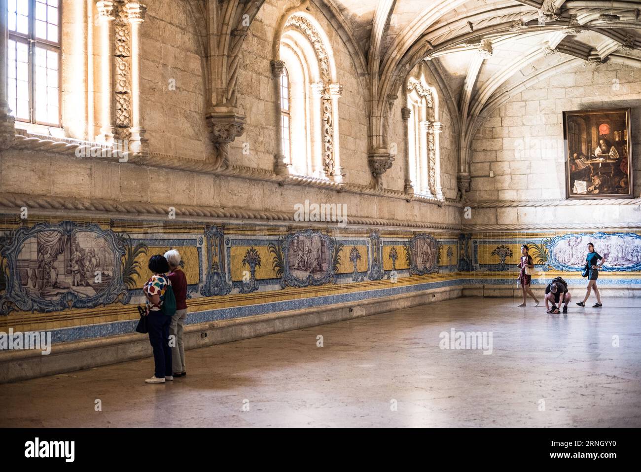 BELEM, Lissabon, Portugal – das Mosteiro dos Jeronimos (Kloster Jeronimos), ein prominentes architektonisches Wunder in Belem, steht als ikonische Darstellung des Manuelinstils. Dieses UNESCO-Weltkulturerbe mit seinen kunstvollen Details und seiner historischen Bedeutung untermauert Portugals Erbe des Zeitalters der Erkundung. Stockfoto