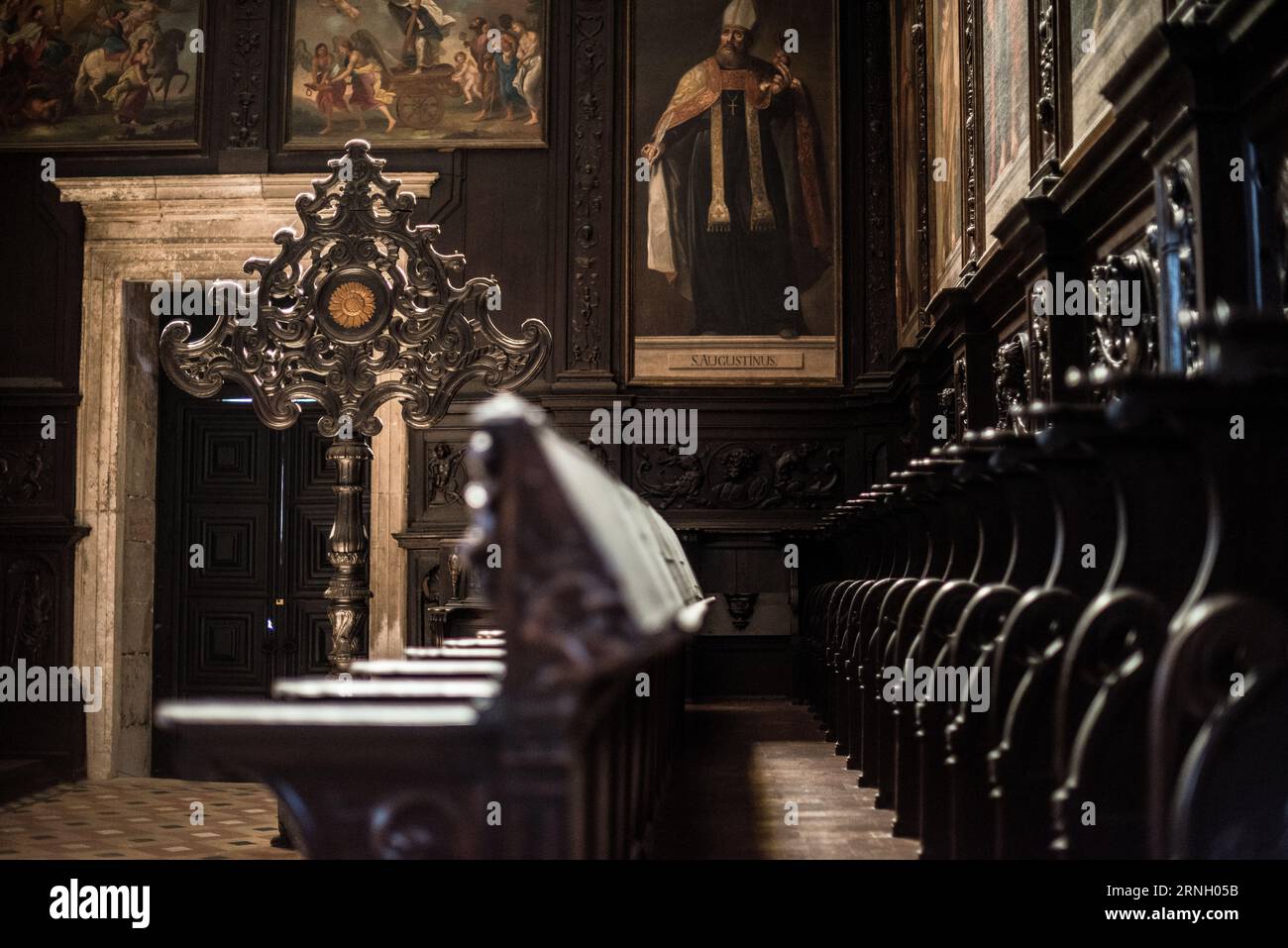 BELEM, Lissabon, Portugal – das Mosteiro dos Jeronimos (Kloster Jeronimos), ein prominentes architektonisches Wunder in Belem, steht als ikonische Darstellung des Manuelinstils. Dieses UNESCO-Weltkulturerbe mit seinen kunstvollen Details und seiner historischen Bedeutung untermauert Portugals Erbe des Zeitalters der Erkundung. Stockfoto