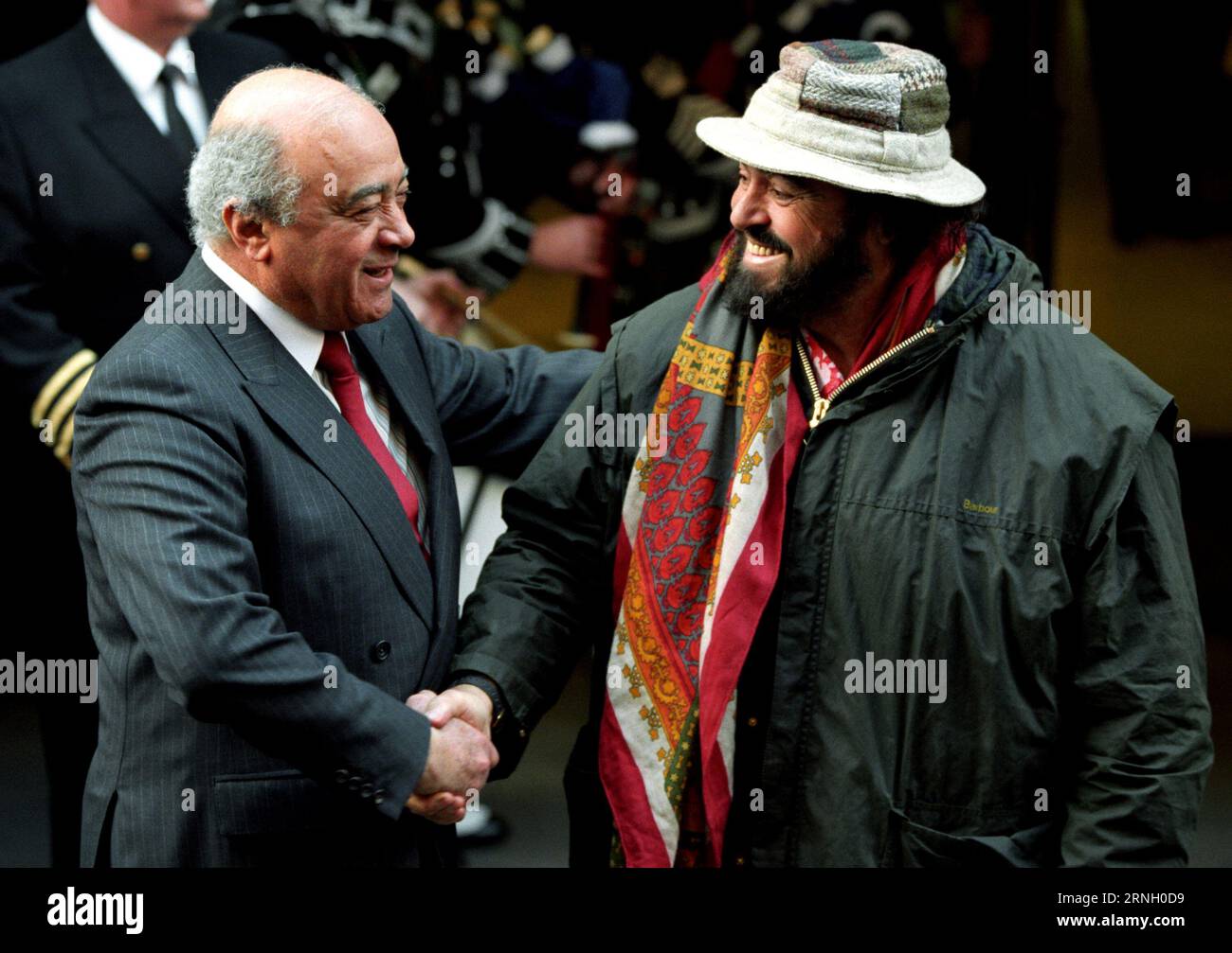 Aktenfoto vom 04/95 des italienischen Tenors Luciano Pavarotti (rechts), der vom damaligen Harrods-Chef Mohamed Al Fayed begrüßt wurde, als er im Laden Knightsbridge ankam. Mohamed Al Fayed, der frühere Besitzer des FC Harrods und Fulham, ist im Alter von 94 Jahren gestorben, bestätigte der Fußballverein West London. Ausgabedatum: Freitag, 1. September 2023. Stockfoto