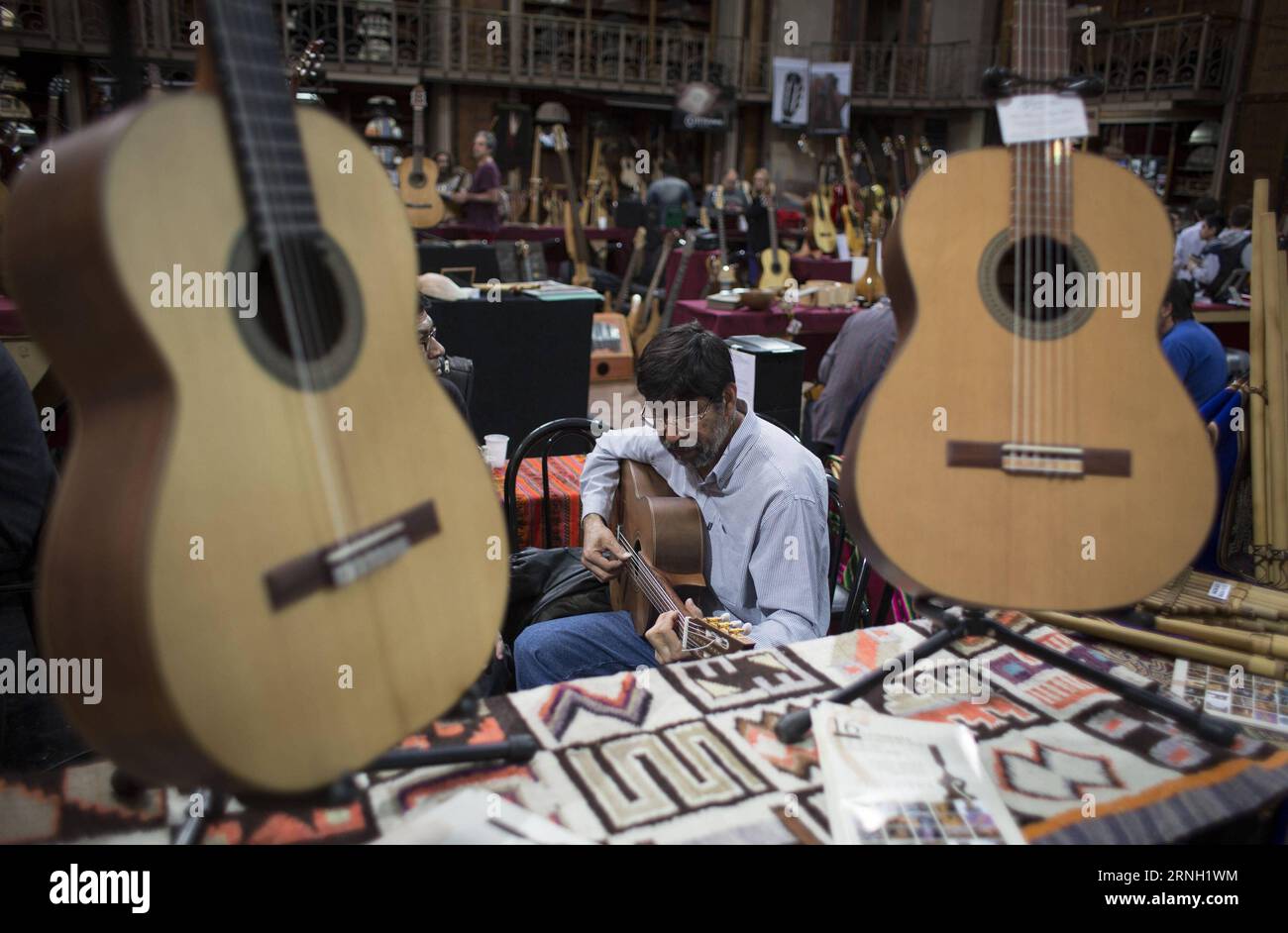 Ein Mann testet eine Gitarre während der Ausstellung Luthiers in Buenos Aires 2016, in Buenos Aires City, Hauptstadt von Argentinien, am 21. Oktober 2016.) (Da)(yy) ARGENTINA-BUENOS AIRES-SOCIETY-EXPOSITION MARTINxZABALA PUBLICATIONxNOTxINxCHN ein Mann testet eine Gitarre während der Exposition Geigenbauer in Buenos Aires 2016 in Buenos Aires City Capital of Argentina AM 21. Oktober 2016 dort y Argentina Buenos Aires Society Exposure MartinXZabala PUBLICATIONxNOTxINxCHN Stockfoto