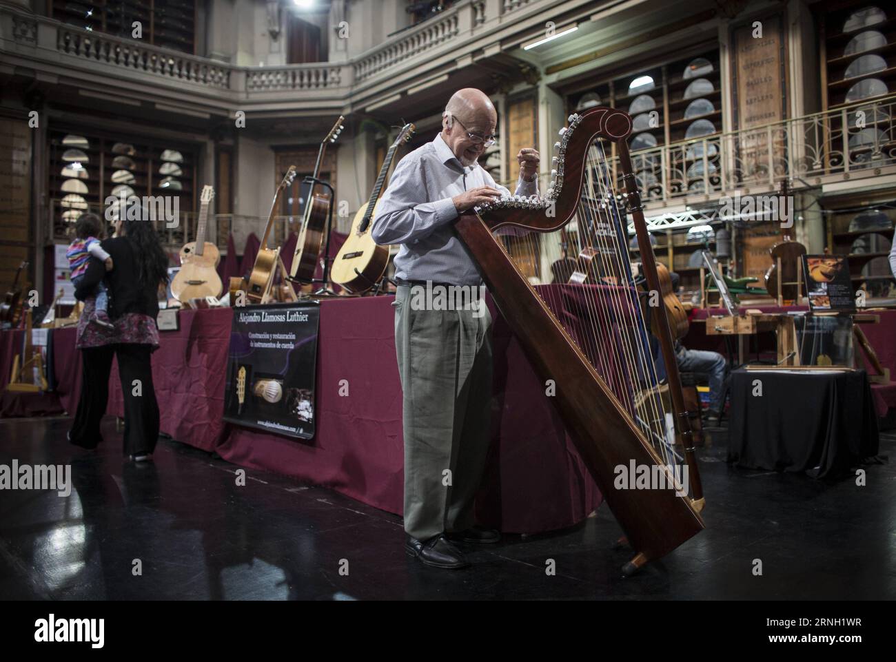 Der Geigenbauer Milan Cardozo legt auf einer seiner Harfen Streicher an, während der Ausstellung Luthiers in Buenos Aires 2016 in Buenos Aires, der Hauptstadt Argentiniens, am 21. Oktober 2016.) (Da)(yy) ARGENTINA-BUENOS AIRES-SOCIETY-EXPOSITION MARTINxZABALA PUBLICATIONxNOTxINxCHN Geigenbauer Milan Cardozo legt auf einer seiner Harfen während des Exposure Geigenspiels in Buenos Aires 2016 in Buenos Aires City Capital of Argentina AM 21. Oktober 2016 dort y Argentina Buenos Aires Society Exposure MartinXZabala PUBLICxCHNxN Stockfoto