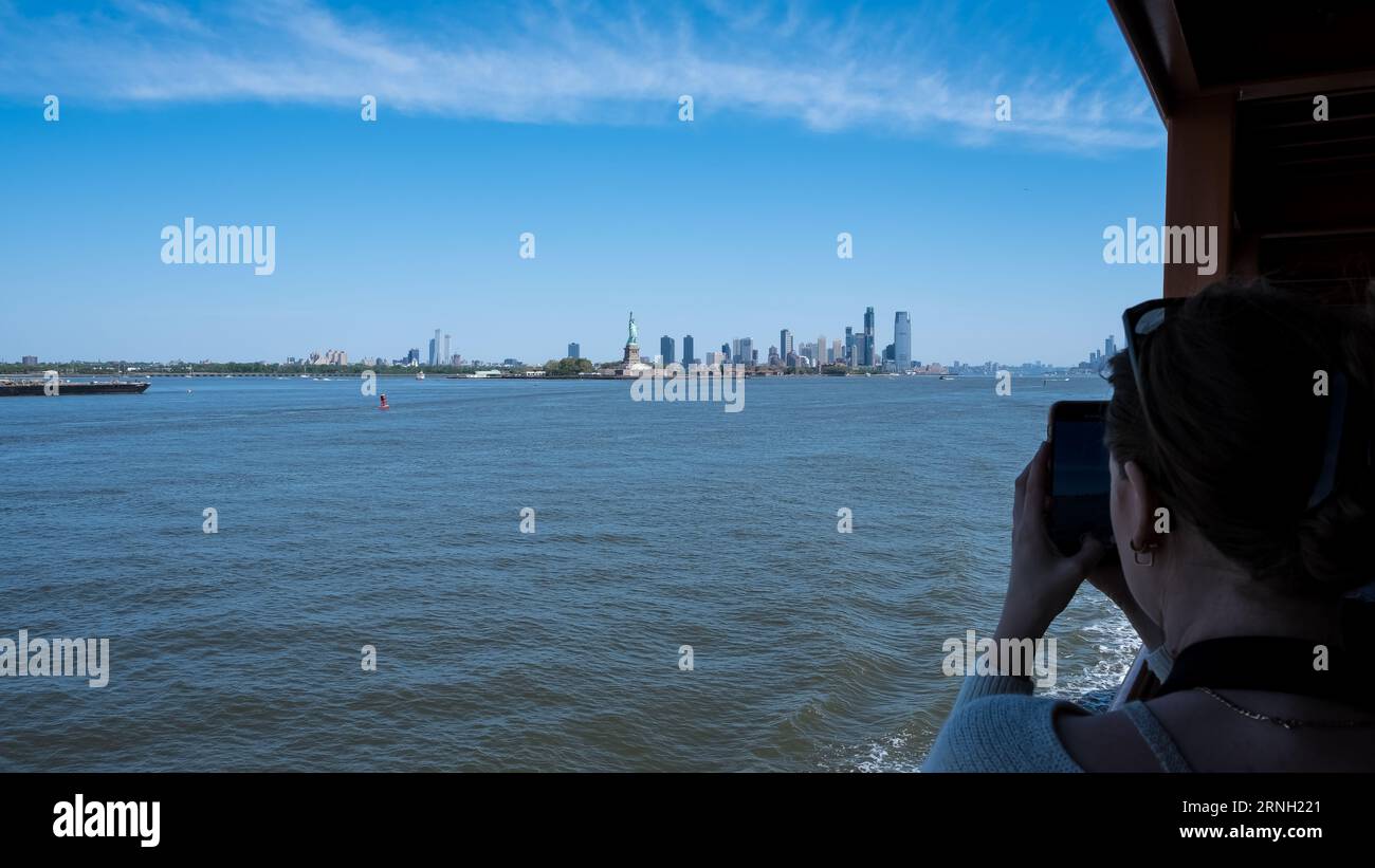 Blick auf Liberty Island und Manhattan von einer Fähre der Staten Island Fähre, die die Inselbezirke Manhattan und Staten Island verbindet Stockfoto