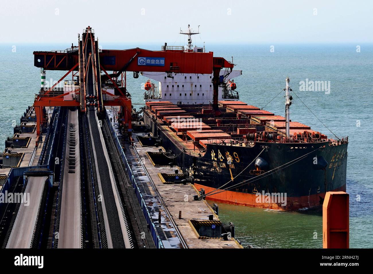 (161023) -- QINHUANGDAO, 23. Oktober 2016 -- Ein Frachtschiff ankert am Kohledock des Hafens Qinhuangdao, nordchinesische Provinz Hebei, 1. Juli 2016. Der Durchsatz des Hafens Qinhuangdao erreichte in den ersten drei Quartalen dieses Jahres 695 Millionen Tonnen, was einem Anstieg von 1,5 Prozent gegenüber dem Vorjahr entspricht. ) (wf) CHINA-HEBEI-QINHUANGDAO PORT-THROUGHPUT (CN) YangxShiyao PUBLICATIONxNOTxINxCHN QINHUANGDAO OCT 23 2016 A Cargo Vessel Anchors AT the Coal Dock of Qinhuangdao Port North China S Hebei Province 1. Juli 2016 der Durchsatz des Qinhuangdao Ports erreichte in den ersten drei Quartalen dieses Jahres einen Anstieg von 1 695 Millionen Tonnen Stockfoto
