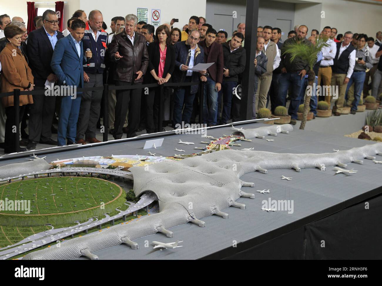 (161026) -- TEXCOCO, 26. Oktober 2016 -- der mexikanische Minister für Kommunikation und Verkehr Gerardo Ruiz Esparza (5. L, Front) inspiziert das Modell des Neuen Internationalen Flughafens von Mexiko-Stadt während seiner Überwachungsreise durch die Baustelle in Texcoco, Bundesstaat Mexiko, Mexiko, am 25. Oktober 2016. Der Flughafen soll 2020 in Betrieb genommen werden. ) MEXIKO-TEXCOCO-NEW AIRPORT Str PUBLICATIONxNOTxINxCHN Texcoco OCT 26 2016 MEXIKANISCHE Minister für Kommunikation und Verkehr Gerardo Ruiz Esparza 5. L Front inspizieren das Modell des Neuen Internationalen Flughafens von Mexiko-Stadt während seiner Überwachung Stockfoto