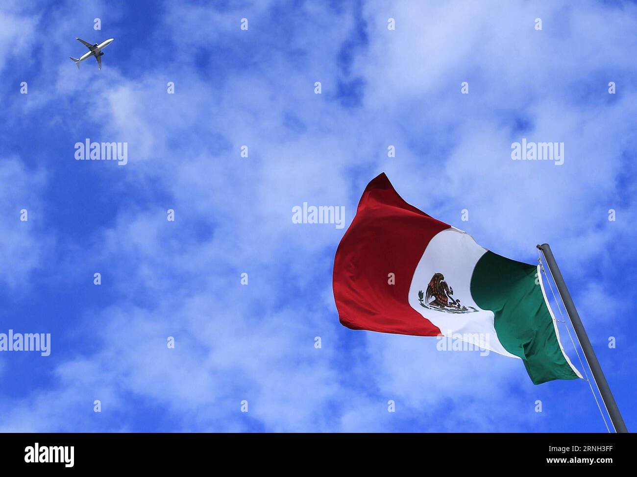 (161026) -- TEXCOCO, 26. Oktober 2016 -- ein Flugzeug fliegt über eine mexikanische Nationalflagge am Verkehrsflughafen des New International Airport von Mexiko-Stadt während einer Überwachungstour durch den Standort unter Leitung des mexikanischen Ministers für Kommunikation und Verkehr Gerardo Ruiz Esparza in Texcoco, Mexiko, am 25. Oktober, 2016. der Flughafen soll 2020 in Betrieb genommen werden. ) MEXIKO-TEXCOCO-NEW AIRPORT Str PUBLICATIONxNOTxINxCHN Texcoco OCT 26 2016 ein Flugzeug FLIEGT über eine MEXIKANISCHE Nationalflagge AM Standort des Neuen Internationalen Flughafens von Mexiko-Stadt während einer von M geführten Überwachungsrundfahrt Stockfoto