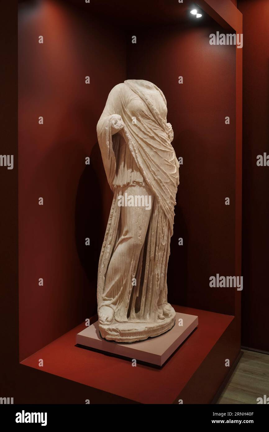 Im Provinzmuseum von Guadalajara, Palacio del Infantado, befindet sich eine römische Marmorskulptur einer Frau des Bildhauers Zenon von Aphrodisias. Stockfoto