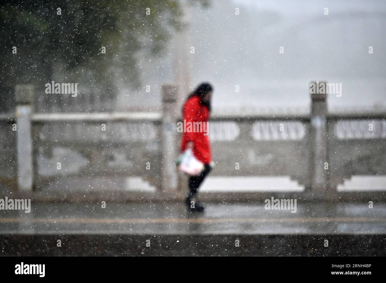 (161027) -- YINCHUAN, 27. Oktober 2016 -- Ein Spaziergang in der Stadt Qingtongxia im Nordwesten Chinas Ningxia Hui Autonomous Region, 27. Oktober 2016. Es wird erwartet, dass in den nächsten drei Tagen eine starke Kältewelle über China zieht, die Stürme und niedrigere Temperaturen bringt, wie die Wetterbehörde des Landes am Donnerstag prognostiziert. ) (zhs) CHINA-NINGXIA-SNOW (CN) LixRan PUBLICATIONxNOTxINxCHN Yinchuan OCT 27 2016 Fußgängerspaziergänge in der Stadt Qingtongxia im Nordwesten Chinas S Ningxia Hui Autonomous Region OCT 27 2016 in den nächsten drei Tagen WIRD erwartet, DASS eine starke kalte Welle über China fegt Stockfoto