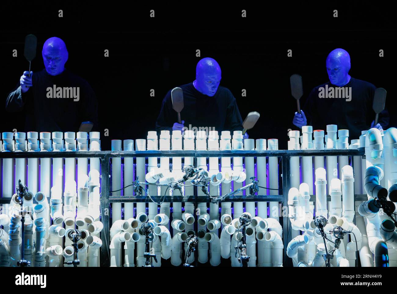 Mitglieder der Blue man Group treten im Beijing Tianqiao Performing Arts Center in Peking, Hauptstadt Chinas, am 28. Oktober 2016 auf. ) (Zyd) CHINA-BEIJING-BLUE MAN GROUP (CN) ChenxJunqing PUBLICATIONxNOTxINxCHN Mitglieder der Blue man Group treten IM Beijing Timberman Tianqiao Performing Arts Center in Peking Hauptstadt Chinas auf OCT 28 2016 ZYD China Beijing Blue man Group CN ChenxJunqing PUBLICATIONxNOTxINxCHN Stockfoto