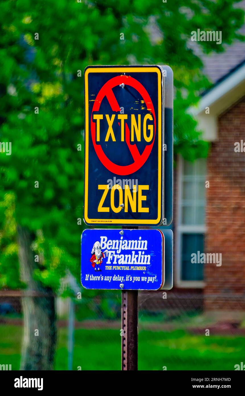 Vor der Foley Elementary School, 19. August 2023, in Foley, Alabama, steht ein „No Texting Zone“-Schild. Stockfoto