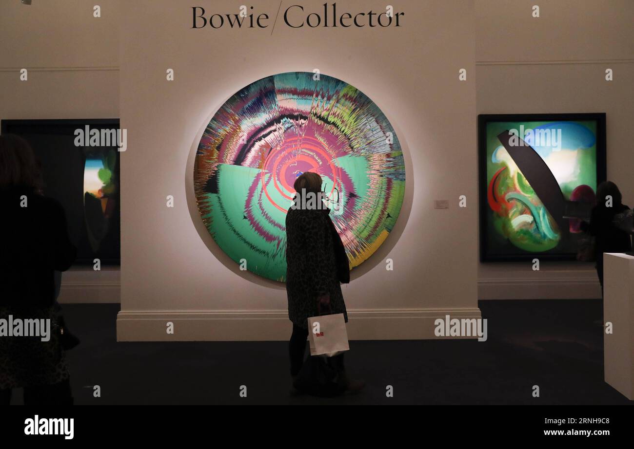 (161103) -- LONDON, 3. Nov. 2016 -- am 3. Nov. 2016 sehen die Leute die Personal Art Collection der britischen Poplegende David Bowie in Sotheby's Auktionshaus in London. ) (zcc) BRITAIN-LONDON-SOTHEBY S-DAVID BOWIE HanxYan PUBLICATIONxNOTxINxCHN London Nov 3 2016 Prominente Sehen Sie sich die Staff Art Collection des britischen Pop Legenden David Bowie IM Sotheby S Auction House in London Großbritannien AM 3. November 2016 ZCC Britain London Sotheby S David Bowie HanxYan PUICATIOxCHINxCHXTxTxN an an an an Stockfoto