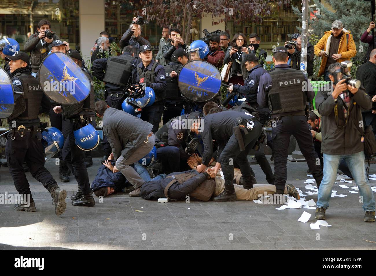 Themen der Woche Bilder des Tages Ausschreitungen in Ankara bei Protest gegen Verhaftung von HDP-Politikern (161104) -- ANKARA, 4. November 2016 -- Polizisten verhaften Demonstranten während einer Protestkundgebung gegen die Inhaftierung von Ko-Führern der pro-kurdischen Volkspartei (HDP) in Ankara, Türkei, am 4. November 2016. Laut Hurriyet News wurden am frühen Freitag im Rahmen einer Terrorismusuntersuchung Co-Führer der pro-kurdischen Demokratischen Volkspartei (HDP) Selahattin Demirtas und Figen Yuksekdag sowie neun Gesetzgeber der Partei verhaftet. (dtf) TÜRKEI-ANKARA-PROTEST-GESETZGEBER Mustaf Stockfoto