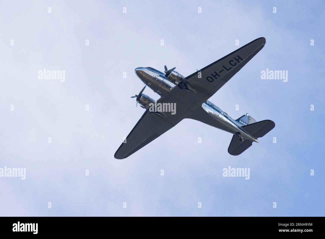 Douglas DC-3 fliegt Stockfoto