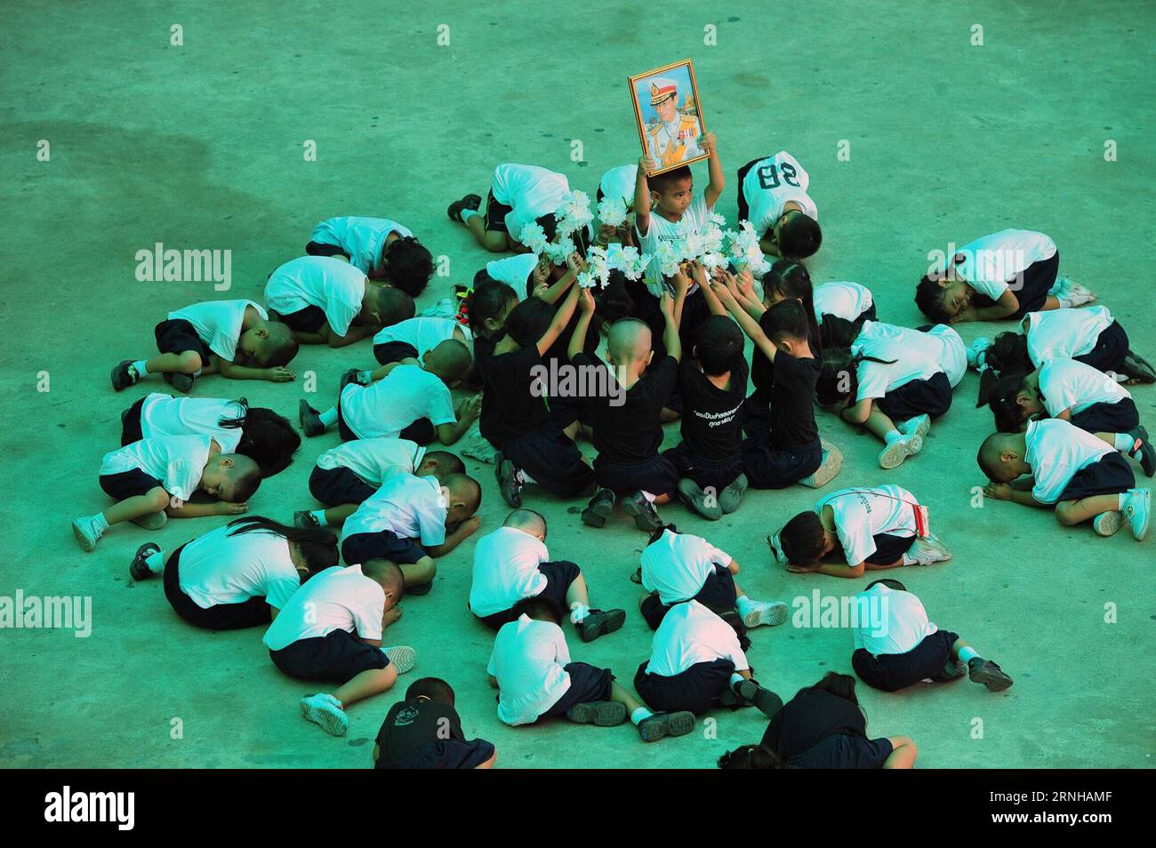 (161107) -- BANGKOK, 7. November 2016 -- thailändische Studenten nehmen an einer Veranstaltung zum Gedenken an den verstorbenen König Bhumibol Adulyadej an der Wat Tri Samakkhi Schule am Rande von Bangkok, Thailand, 7. November 2016 Teil. Der tief verehrte thailändische König starb am 13. Oktober 2016 nach 70 Jahren auf dem Thron. Er war 88. )(zhf) THAILAND-BANGKOK-LATE KING-TRAUER RachenxSageamsak PUBLICATIONxNOTxINxCHN Bangkok 7. November 2016 Thai-Studenten nehmen AN der Veranstaltung in Gedenken AN den verstorbenen König Bhumibol Adulyadej in der Wat TRI Schule AM Rande des thailändischen Landes AM 7. November 2016 Teil der tief vor dem Bildschirm verehrte Thai-König starb AM 13. Oktober Stockfoto