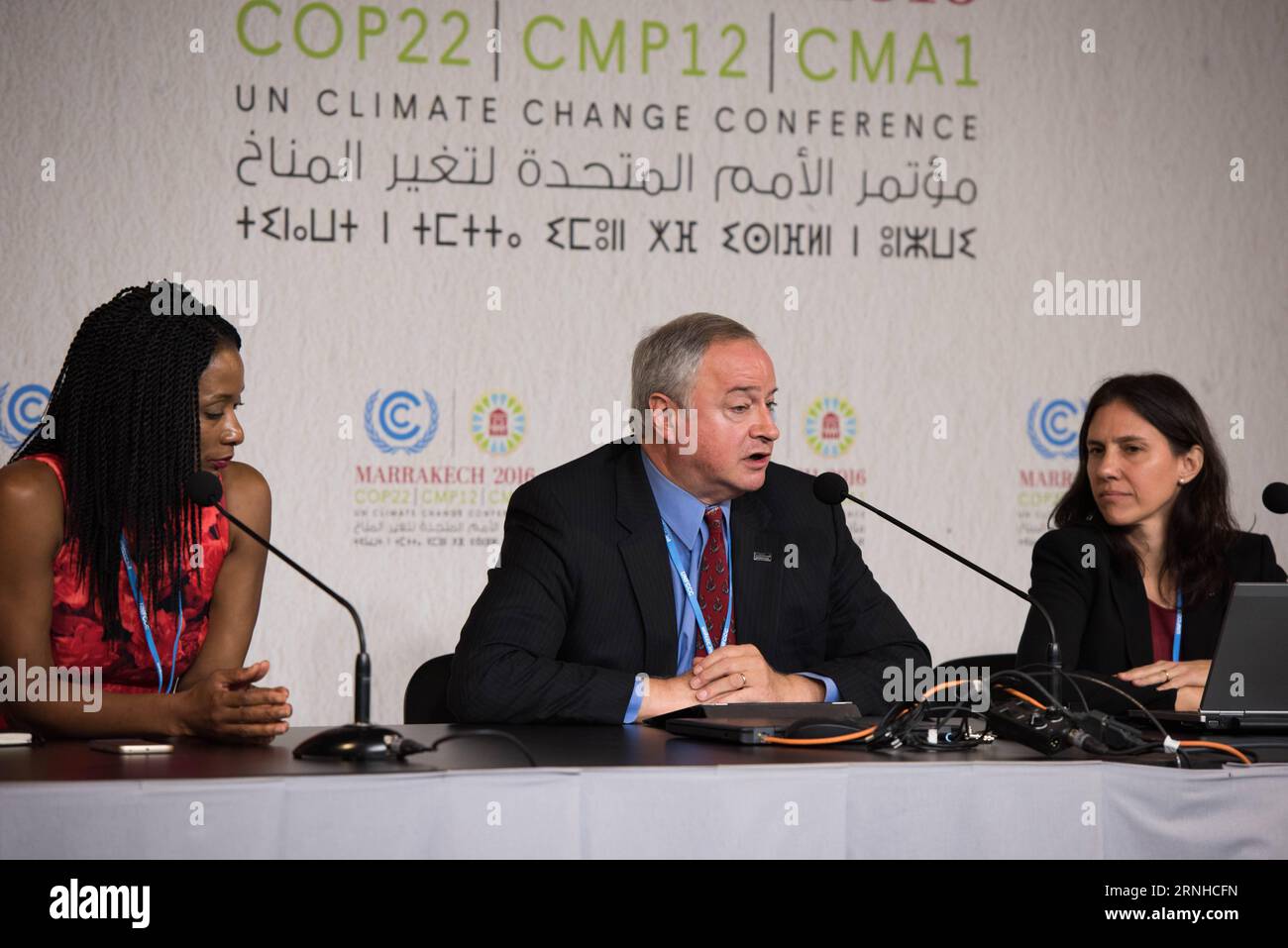 (161109) -- KAIRO, 9. November 2016 -- Alden Meyer (C), Direktor für Strategie und Politik der Union betroffener Wissenschaftler, beantwortet Medienfragen während einer Pressekonferenz in Marrakesch, Marokko, am 9. November 2016. Donald Trumps Sieg bei den US-Präsidentschaftswahlen am Mittwoch hat bei Experten, die hier an der Klimakonferenz teilnehmen, Bedenken hinsichtlich eines möglichen Ausstiegs der USA aus dem Pariser Abkommen ausgelöst, wobei andere nach wie vor erwarten, dass der künftige Präsident in dieser Frage maßvoller und verantwortlicher wäre. ) MAROKKO-MARRAKESCH-COP22-US-KLIMAABKOMMEN MengxTao PUBLICATIONxNOTxINxCHN Cai Stockfoto