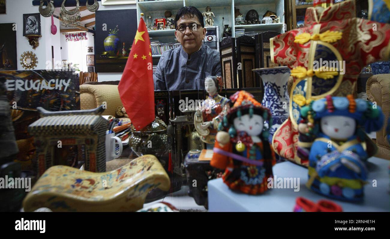 Der ecuadorianische Maler Jorge Perugachy sitzt in seinem Atelier, unter den Souvenirs, die er am 22. Oktober 2016 aus China in Quito, der Hauptstadt Ecuadors, sammelte. Der renommierte ecuadorianische Maler Jorge Perugachy sprach sehr viel über die kulturellen Beziehungen zwischen Ecuador und China und sagte, dass diese beiden Kulturen viele Gemeinsamkeiten haben. Santiago Armas) (rtg) (zc) ECUADOR-QUITO-MALER JORGE PERUGACHY-CHINESE CULTURE e SANTIAGOxARMAS PUBLICATIONxNOTxINxCHN der ecuadorianische Maler Jorge sitzt in seinem Atelier unter den Souvenirs, die er AM 22. Oktober 2016 in der ecuadorianischen Hauptstadt von Quito gesammelt hat Stockfoto