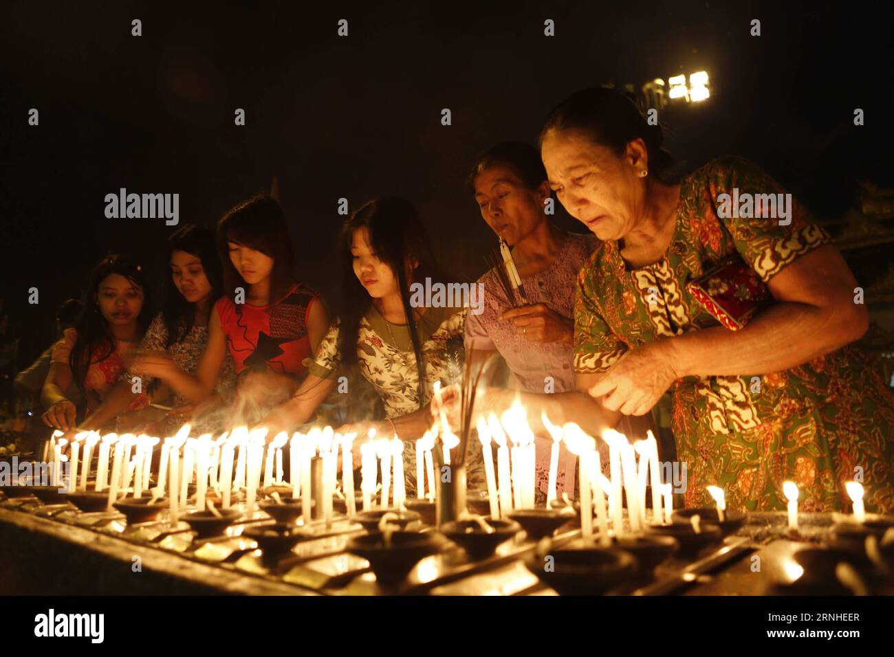 Die Menschen zünden Kerzen auf Myanmars traditionellem Tazaungdaing-Festival in der Shwedagon-Pagode in Yangon, Myanmar, 13. November 2016. Das Tazaungdaing Festival, auch bekannt als das Festival der Lichter, das im achten Monat des traditionellen myanmarischen Kalenders auf den Vollmondtag fällt, wird als Nationalfeiertag in Myanmar gefeiert und markiert das Ende der Regenzeit. ) (zw) MYANMAR-YANGON-TAZAUNGDAING FESTIVAL UxAung PUBLICATIONxNOTxINxCHN Celebrities Lichte Kerzen AUF Myanmar S Traditional Tazaungdaing Festival in der Shwedagon Pagoda in Yangon Myanmar 13. November 2016 das Tazaungdaing Festival T Stockfoto