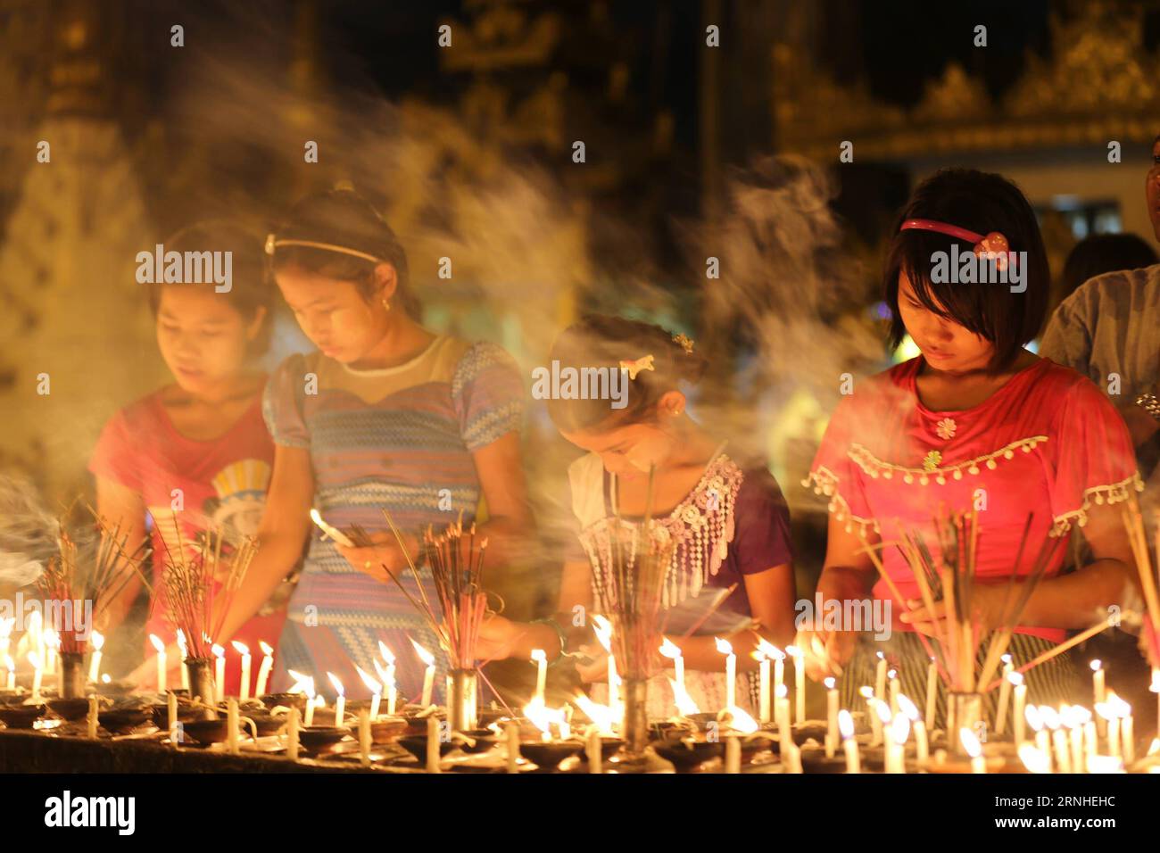 Mädchen zünden Kerzen auf Myanmars traditionellem Tazaungdaing-Festival in der Shwedagon-Pagode in Yangon, Myanmar, 13. November 2016. Das Tazaungdaing Festival, auch bekannt als das Festival der Lichter, das im achten Monat des traditionellen myanmarischen Kalenders auf den Vollmondtag fällt, wird als Nationalfeiertag in Myanmar gefeiert und markiert das Ende der Regenzeit. ) (zw) MYANMAR-YANGON-TAZAUNGDAING FESTIVAL UxAung PUBLICATIONxNOTxINxCHN Girls Light Candles ON Myanmar S Traditional Tazaungdaing Festival AT the Shwedagon Pagoda in Yangon Myanmar 13. November 2016 das Tazaungdaing Festival thus Kno Stockfoto