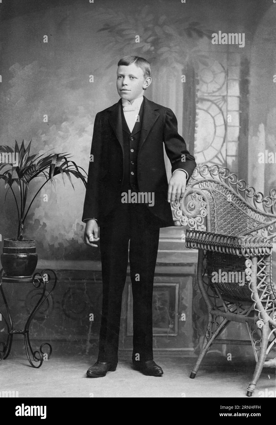 Ein um 1890 entstandenes Kabinettkartenfoto eines gut gekleideten jungen Amerikaners aus dem Fotostudio von F. Schanz, Fort Wayne, Indiana. Stockfoto