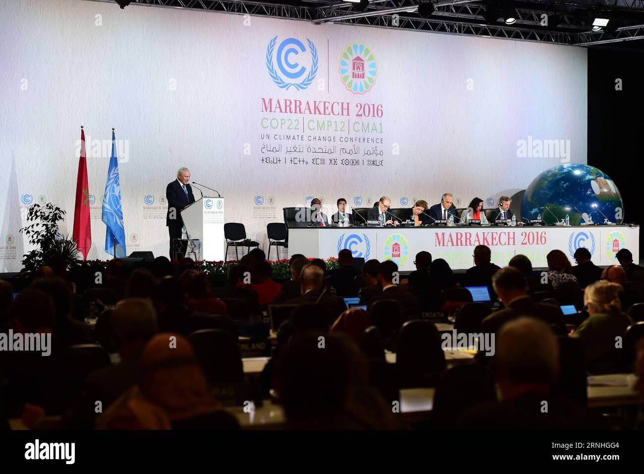 COP22 Klimakonferenz in Marrakesch (161117) -- MARRAKESCH, 17. November 2016 -- Aziz Mekouar (L), Botschafter bei multilateralen Verhandlungen der COP22, liest eine Erklärung auf der abschließenden Plenartagung der Weltklimakonferenz der Vereinten Nationen in Marrakesch, Marokko, am 17. November 2016 vor. Auf der Klimakonferenz der Vereinten Nationen in Marrakesch am Donnerstag wurde eine Proklamation verabschiedet, in der ein Höchstmaß an politischem Engagement und Solidarität im Kampf gegen den Klimawandel gefordert wird, angesichts der Befürchtungen, dass die nächste US-Regierung die US-Politik in dieser Hinsicht ändern könnte. ) MAROKKO-MARRAKESCH-KLIMAKONFERENZ-PROCLAMATI Stockfoto