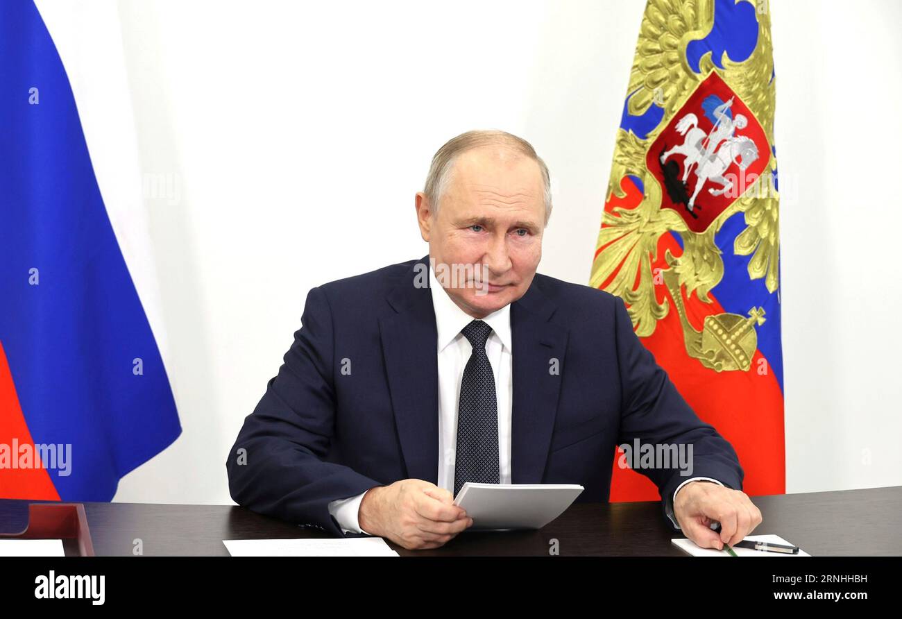 Solnechnogorsk, Russland. September 2023. Der russische Präsident Wladimir Putin nimmt am 1. September 2023 in Solnechnogorsk, Oblast Moskau, an einer Eröffnungszeremonie neuer Bildungseinrichtungen in fünf Regionen des Landes Teil. Kredit: Michail Klimentjew/Kreml Pool/Alamy Live News Stockfoto