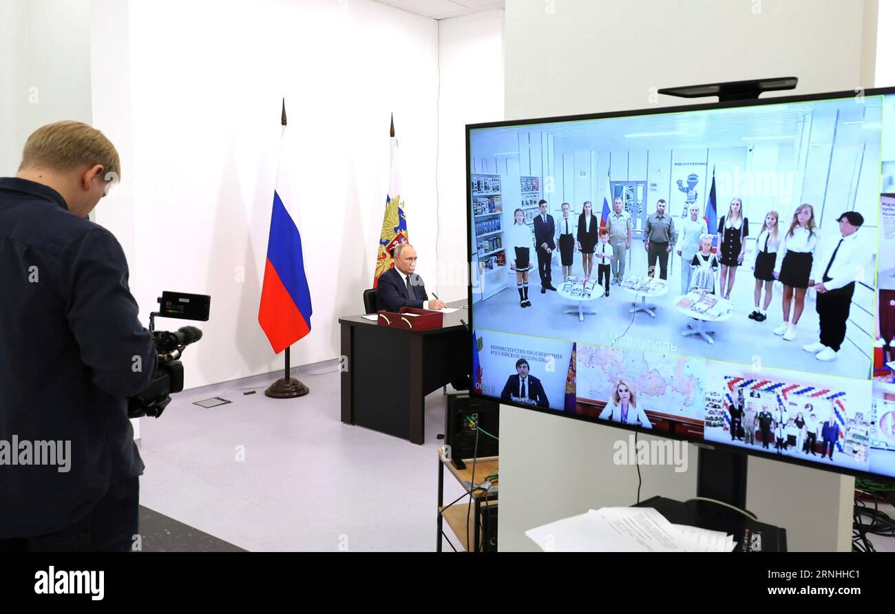 Solnechnogorsk, Russland. September 2023. Der russische Präsident Wladimir Putin nimmt am 1. September 2023 in Solnechnogorsk, Oblast Moskau, an einer Eröffnungszeremonie neuer Bildungseinrichtungen in fünf Regionen des Landes Teil. Kredit: Michail Klimentjew/Kreml Pool/Alamy Live News Stockfoto