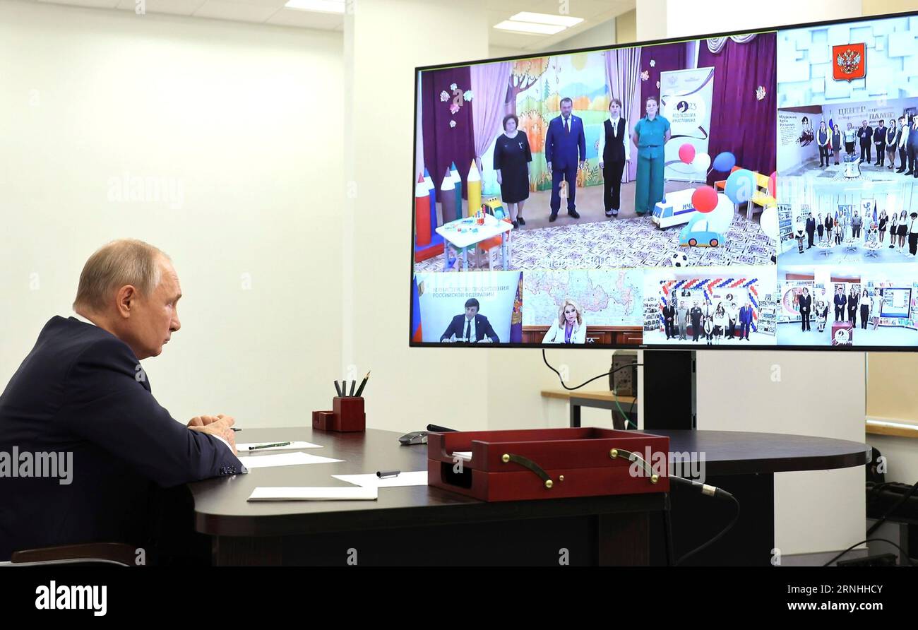 Solnechnogorsk, Russland. September 2023. Der russische Präsident Wladimir Putin nimmt am 1. September 2023 in Solnechnogorsk, Oblast Moskau, an einer Eröffnungszeremonie neuer Bildungseinrichtungen in fünf Regionen des Landes Teil. Kredit: Michail Klimentjew/Kreml Pool/Alamy Live News Stockfoto