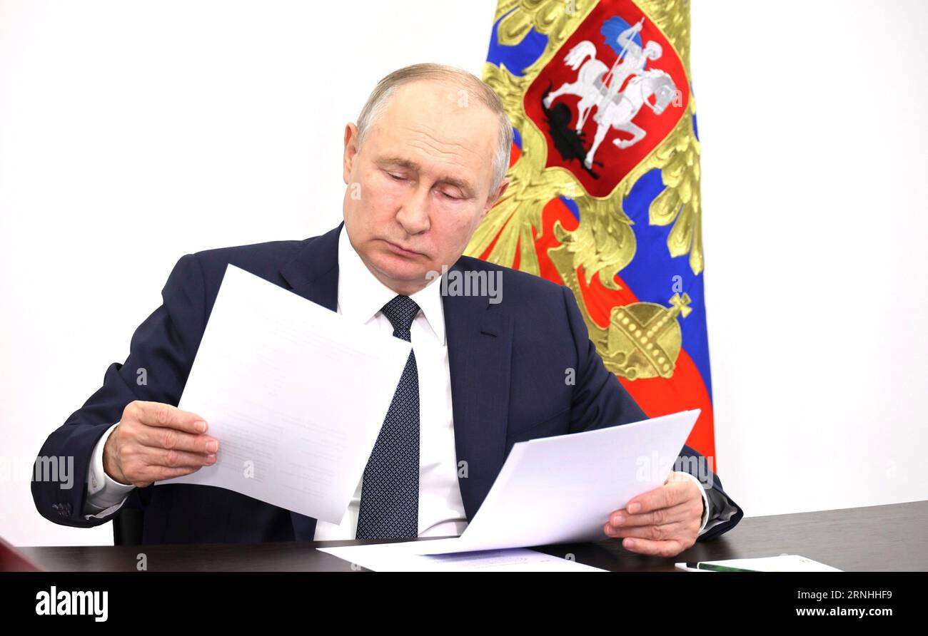 Solnechnogorsk, Russland. September 2023. Der russische Präsident Wladimir Putin betrachtet die Papiere, als er an einer Eröffnungszeremonie neuer Bildungseinrichtungen in fünf Regionen des Landes teilnimmt, über einen Video-Link, am 1. September 2023 in Solnechnogorsk, Oblast Moskau, Russland. Kredit: Michail Klimentjew/Kreml Pool/Alamy Live News Stockfoto