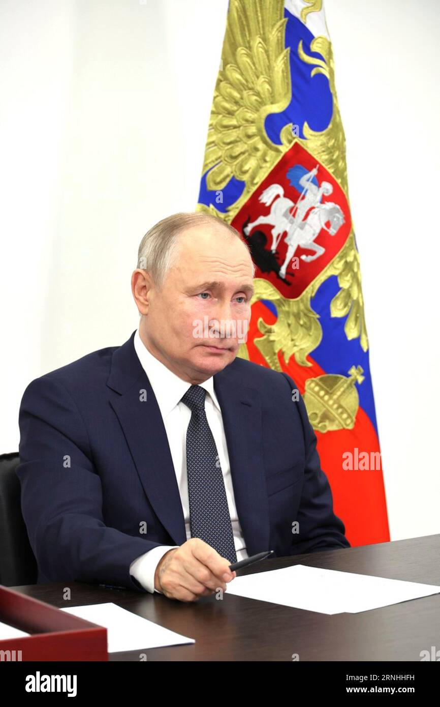 Solnechnogorsk, Russland. September 2023. Der russische Präsident Wladimir Putin nimmt am 1. September 2023 in Solnechnogorsk, Oblast Moskau, an einer Eröffnungszeremonie neuer Bildungseinrichtungen in fünf Regionen des Landes Teil. Kredit: Michail Klimentjew/Kreml Pool/Alamy Live News Stockfoto