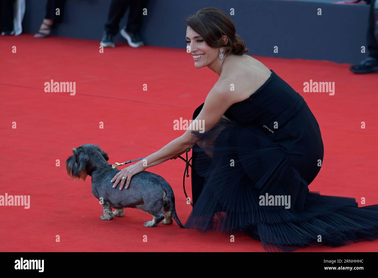 Venedig Lido, Italien. September 2023. Caterina Murino besucht den roten Teppich des Films Poor Things beim Filmfestival von Venedig 80 im Palazzo del Cinema im Lido. (Foto: Mario Cartelli/SOPA Images/SIPA USA) Credit: SIPA USA/Alamy Live News Stockfoto