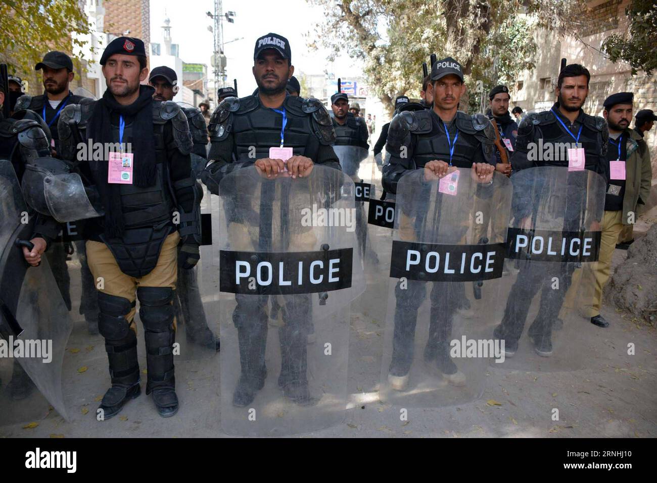 (161121) -- QUETTA, 21. November 2016 -- pakistanische Polizisten stehen Wache, während schiitische Muslime an einer Prozession teilnehmen, um Chehlum zu beobachten, die traditionell eine Zeit der Trauer um den Tod von Imam Hussain, Enkel des Propheten Mohammed, im südwestlichen pakistanischen Quetta am 21. November 2016 markiert. ) (wtc) PAKISTAN-QUETTA-MUHARRAM-CHEHLUM Asad PUBLICATIONxNOTxINxCHN Quetta 21. November 2016 pakistanische Polizisten stehen in Garde, während schiitische Muslime an einer Prozession teilnehmen, um Chehlum zu beobachten, die traditionell eine Zeit der Trauer um den Tod von Imam Hussain Enkel des Propheten Mohammed im Südwesten Pakistans markiert Stockfoto