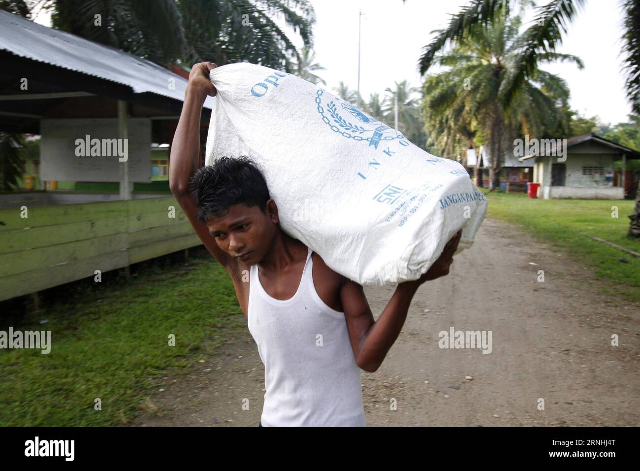 (161121) -- ACEH, 21. November 2016 -- Ein Rohingya-Mann trägt einen Sack auf seiner Schulter in einem provisorischen Tierheim in Bayeun, Aceh, Indonesien, 21. November 2016. ) (Zjy) INDONESIA-ACEH-ROHINGYA REFUGEES-DAILY LIFE Junaidi PUBLICATIONxNOTxINxCHN Aceh Nov 21 2016 ein Rohingya-Mann trägt eine Tasche AUF DER Schulter in einem provisorischen Unterschlupf in Aceh Indonesien Nov 21 2016 zjy Indonesia Aceh Rohingya Refugees Daidi PUBLICATIONxNOTxINxCHN Stockfoto