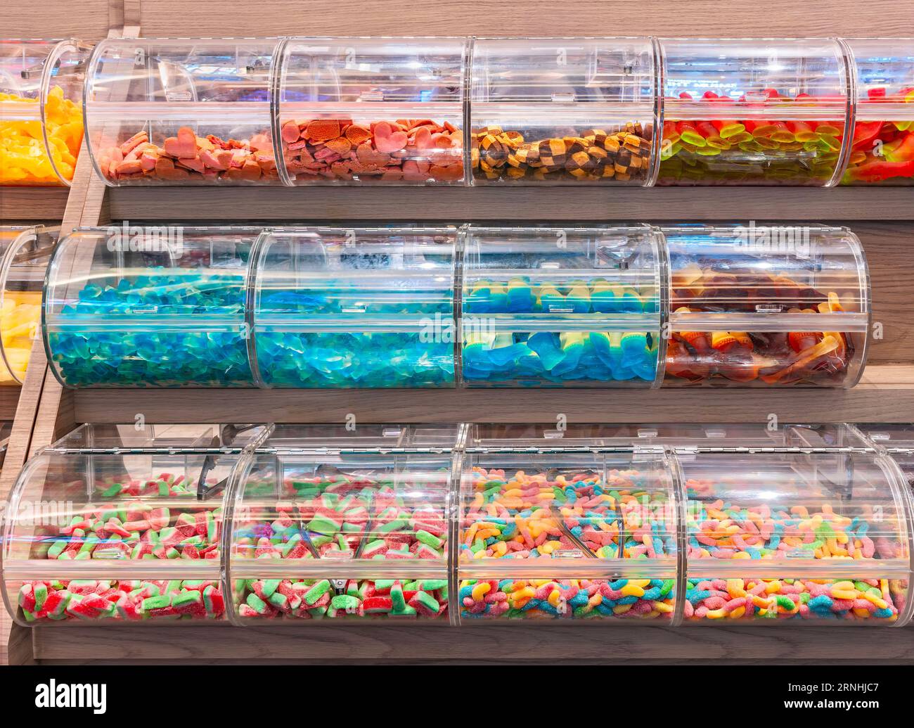 Eine optisch verführerische Sammlung von bunten Kaubonbons auf Gelatinebasis, leckeren Keksen, köstlich fruchtigen Gelee-Süßigkeiten Stockfoto