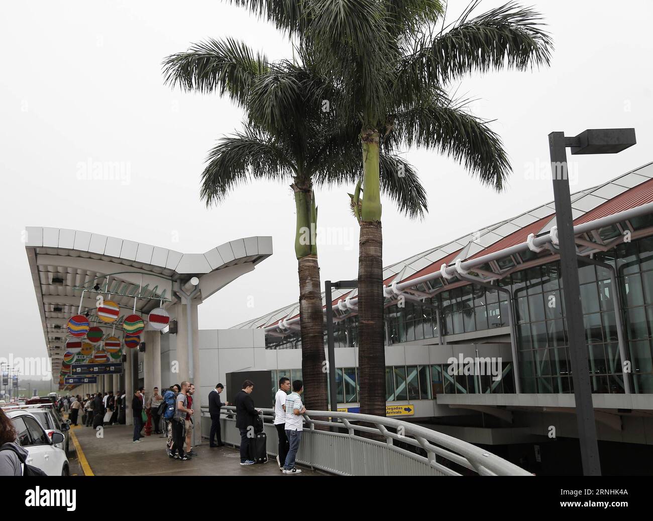 Hurrikan Otto in Costa Rica (161125) -- ALAJUELA, 24. November 2016 -- Touristen stehen am Juan Santa Maria International Airport, bevor sie in Alajuela, Costa Rica, am 24. November 2016 fliegen. Hurrikan Otto hat seine Stärke auf Kategorie 2 erhöht, mit Winden von bis zu 190 km/h, als er in Nicaragua landete und sich Costa Rica näherte, was die nationale Notfallkommission Costa Ricas veranlasste, eine landesweite Warnung für die nächsten 48 Stunden zu verlängern. ) (Zjy) COSTA RICA-ALAJUELA-HURRIKAN OTTO KentxGilbert PUBLICATIONxNOTxINxCHN Hurrikan Otto in Costa Rica Alajuela Nov 24 2016 Touristen Stockfoto