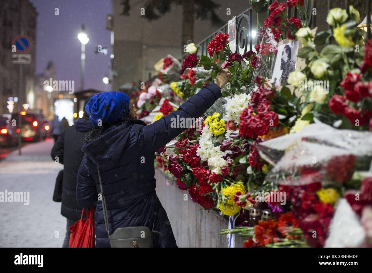 (161128) -- MOSKAU, 28. November 2016 -- Eine Frau legt einen Strauß Blumen, um ihre Tribut an den kubanischen Revolutionsführer Fidel Castro in der kubanischen Botschaft in Moskau, Russland, am 28. November 2016 zu zahlen. Der kubanische Revolutionsführer Fidel Castro verstarb am späten Freitag im Alter von 90 Jahren. RUSSLAND-MOSKAU-FIDEL CASTRO-TRAUER OlegxBrusnikin PUBLICATIONxNOTxINxCHN Moskau Nov 28 2016 eine Frau legt einen Haufen Blumen, um ihren Tribut an den kubanischen Revolutionsführer Fidel Castro in der kubanischen Botschaft in Moskau Russland AM 28 2016. November zu zahlen kubanischer Revolutionsführer Fidel Castro verstarb AM späten Freitag IM Alter von 90 Jahren Ru Stockfoto