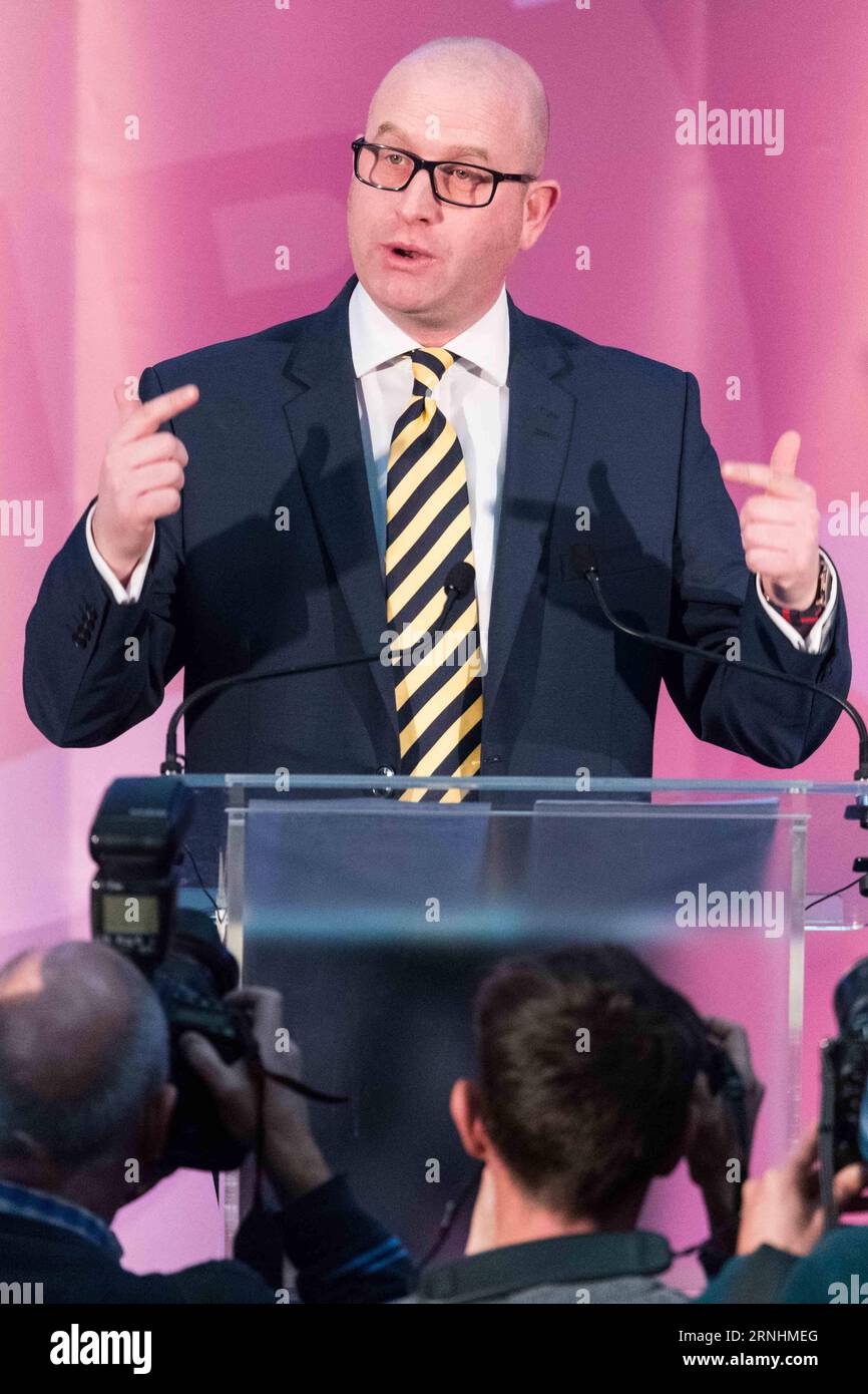 (161128) -- LONDON, 28. November 2016 -- der neue UKIP-Führer Paul Nuttall hält eine Rede am 28. November 2016 in London, Großbritannien. Paul Nuttall, Mitglied des Europäischen Parlaments, wurde am Montag zum neuen Vorsitzenden der britischen Unabhängigkeitspartei (UKIP) ernannt, einer der wichtigsten politischen Parteien Großbritanniens. )(yk) GROSSBRITANNIEN-LONDON-UKIP FÜHRUNGSERGEBNISSE RayxTang PUBLICATIONxNOTxINxCHN London Nov 28 2016 der neue UKIP-Führer Paul Nuttall hält AM 28 2016. November in London eine Rede Großbritanniens Mitglied des Europäischen Parlaments, Paul Nuttall, was Montag als neuer Führer der britischen Unabhängigkeitspartei UKIP bezeichnet hat Stockfoto