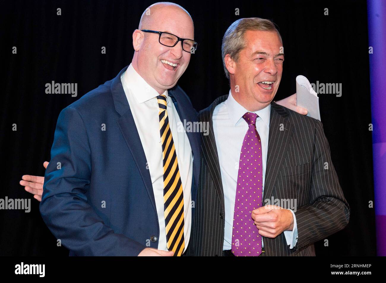 (161128) -- LONDON, 28. November 2016 -- der ausgehende UKIP-Führer Nigel Farage(R) gratuliert dem neu gewählten Paul Nuttall am 28. November 2016 in London, Großbritannien. Paul Nuttall, Mitglied des Europäischen Parlaments, wurde am Montag zum neuen Vorsitzenden der britischen Unabhängigkeitspartei (UKIP) ernannt, einer der wichtigsten politischen Parteien Großbritanniens. )(yk) GROSSBRITANNIEN-LONDON-UKIP-FÜHRUNGSERGEBNISSE RayxTang PUBLICATIONxNOTxINxCHN London Nov 28 2016 Outgoing UKIP Leader Nigel Farage r gratuliert dem neu gewählten Paul Nuttall AM 28 2016. November in London Großbritannien Mitglied des Europäischen Parlaments, Paul Nuttall, was Montag hieß Stockfoto