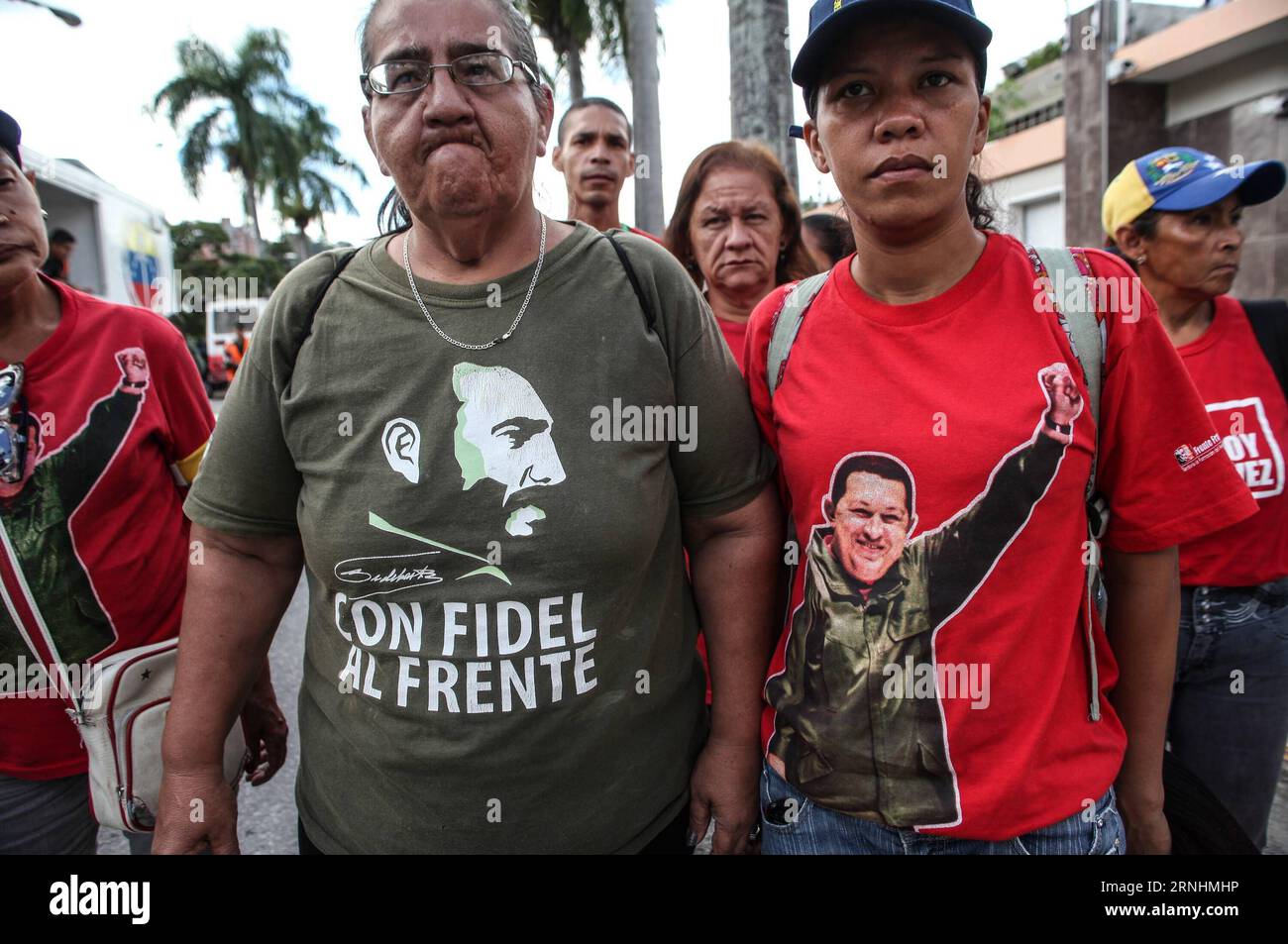 (161128) -- CARACAS, 28. November 2016 -- die Menschen zahlen dem kubanischen Revolutionsführer Fidel Castro am 28. November 2016 vor der kubanischen Botschaft in Caracas, Venezuela, Tribut. Der kubanische Revolutionsführer Fidel Castro verstarb am späten Freitag im Alter von 90 Jahren. VENEZUELA-CARACAS-CUBA-FIDEL CASTRO-TRIBUTES BorisxVergara PUBLICATIONxNOTxINxCHN Caracas Nov 28 2016 Prominente zahlen Tribut an den kubanischen Revolutionsführer Fidel Castro vor der kubanischen Botschaft in Caracas Venezuela AM 28 2016. November IM Alter von 90 Jahren starb der kubanische Revolutionsführer Fidel Castro AM späten Freitag Stockfoto