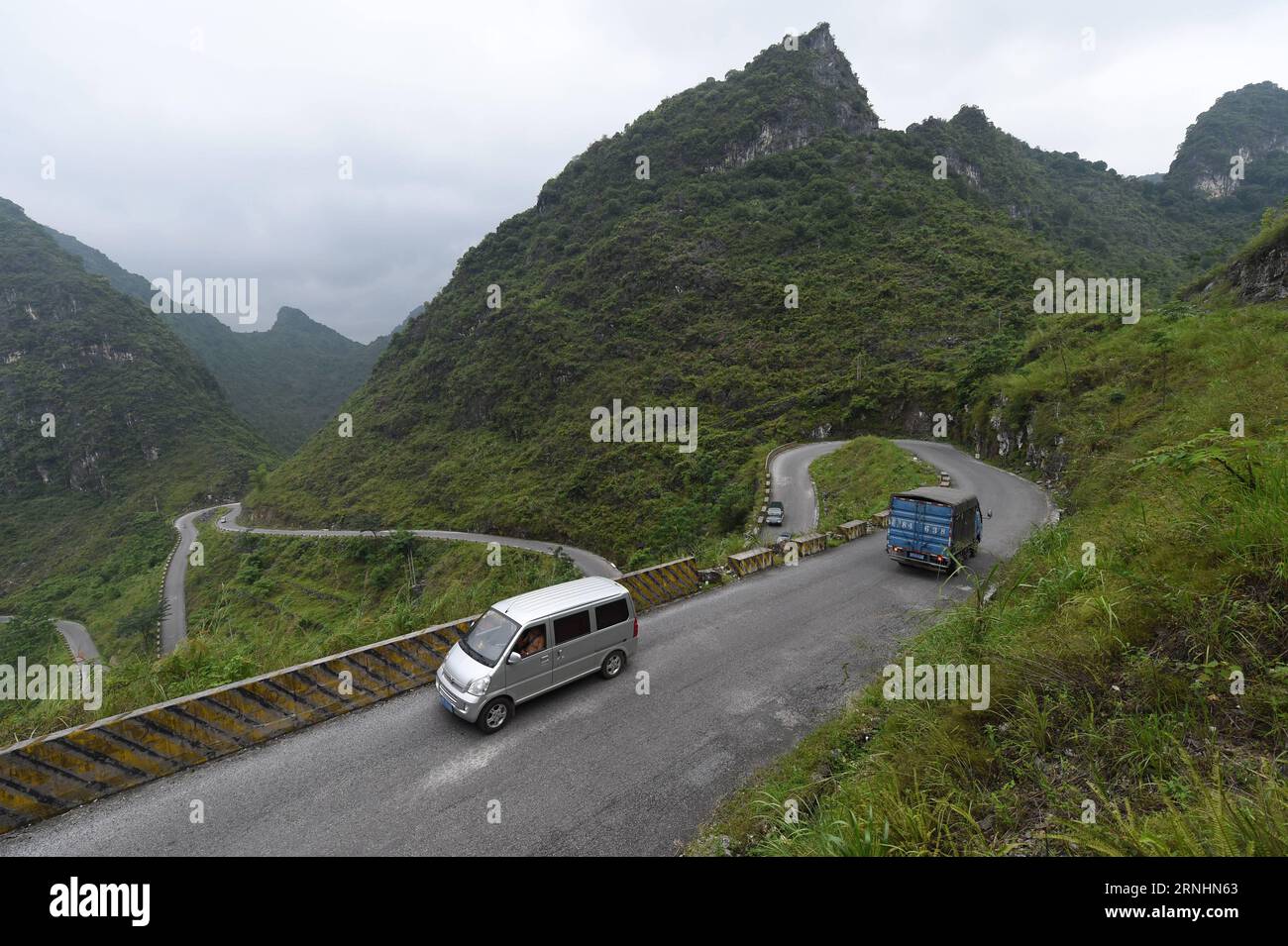 (161130) -- NANNING, 30. November 2016 -- Fahrzeuge fahren auf einer Bergstraße im Dorf Wanmao im Autonomen Kreis du an Yao, südchinesische Autonome Region Guangxi Zhuang, 2. Juli 2015. Der Bau von Straßen ist zu einer Priorität bei den Bemühungen zur Armutsbekämpfung in den bergigen Bezirken geworden. Nun wurden über 1.700 km lange Autobahnen gebaut, um diese von Armut betroffenen Dörfer in abgelegenen Bergen zu verbinden. ) (Ry) CHINA-GUANGXI-POVERTY LINDERUNG-ROAD BUILDING (CN) LuxBo an PUBLICATIONxNOTxINxCHN Nanning Nov 30 2016 FAHRZEUGE fahren AUF einer Bergstraße in Ihrem Dorf nach Yao Autonomous County Südchina S Guangxi ZH Stockfoto