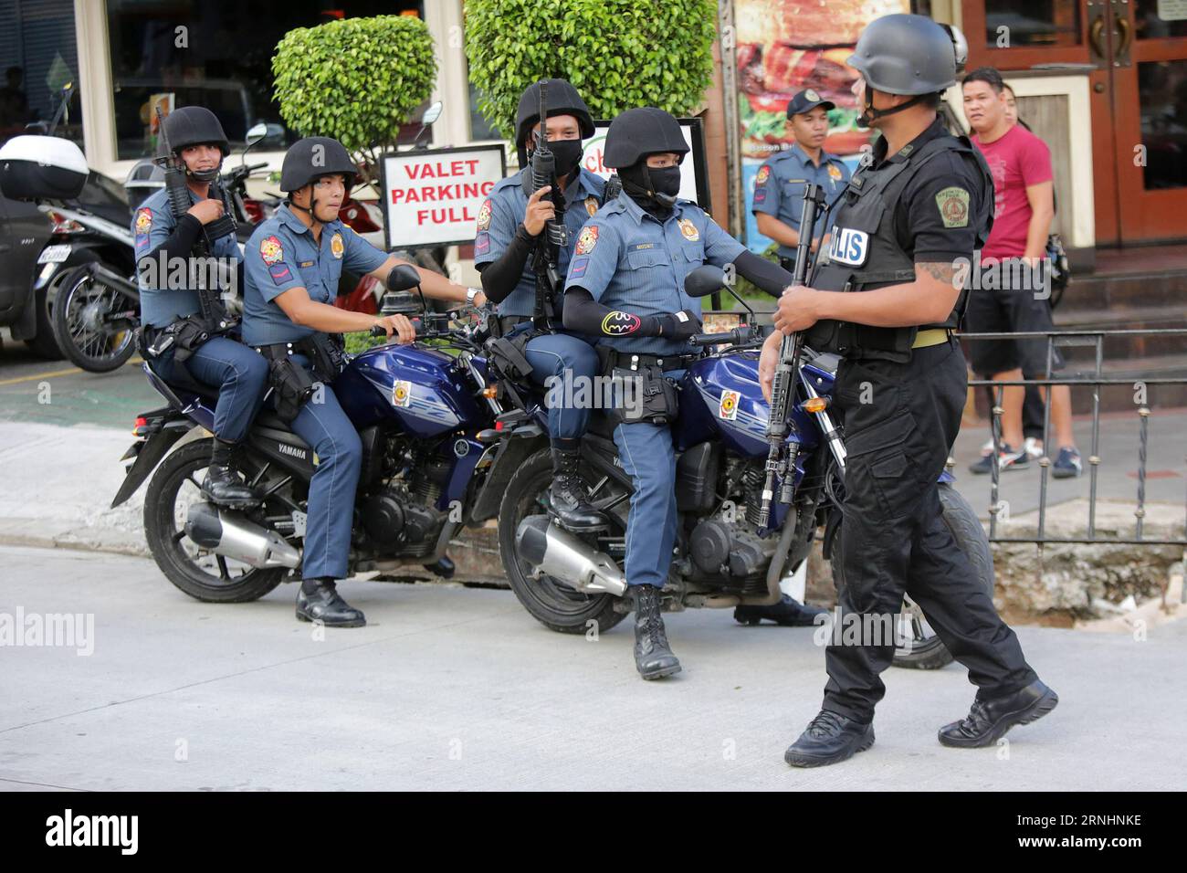 (161201) -- QUEZON CITY, 1. Dezember 2016 -- Polizisten patrouillieren auf einer Straße in Quezon City, Philippinen, 1. Dezember 2016. Die philippinische Polizei hat zwei Männer verhaftet, die am Montag vor der Botschaft der Vereinigten Staaten in Manila ein improvisiertes Sprenggerät (IED) platziert haben sollen, sagte der Polizeichef des Landes am Donnerstag. Die Philippinen haben die Sicherheit der Terroralarmierungsstufe 3 in der Hauptstadt nach den vereitelten Bombenangriffen vom Montag erhöht. ) (Sxk) PHILIPPINEN-QUEZON-SECURITY-PATROL ROUELLExUMALI PUBLICATIONxNOTxINxCHN Quezon City DEC 1 2016 Polizisten PATROUILLE A Street in Quezon City Philippinen DEC 1 Stockfoto