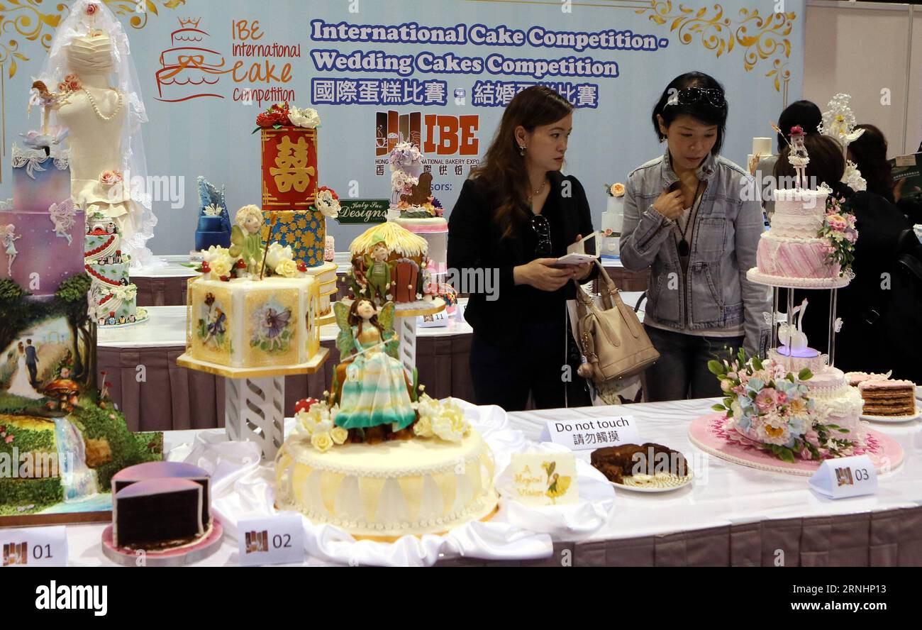 (161202) -- HONG KONG, 2. Dezember 2016 -- Besucher sehen sich Hochzeitstorten während eines internationalen Tortenwettbewerbs in Hong Kong, Südchina, 2. Dezember 2016 an. ) (wyo) CHINA-HONG KONG-WETTBEWERB-HOCHZEITSTORTE (CN) LixPeng PUBLICATIONxNOTxINxCHN Hong Kong DEC 2 2016 Besucher sehen Hochzeitstorten während des Internationalen Kuchenwettbewerbs in Hong Kong Südchina DEC 2 2016 wyo China Hong Kong Wettbewerb Hochzeitstorte CN LixPeng PUBLICATIONxNOTxINxCHN Stockfoto